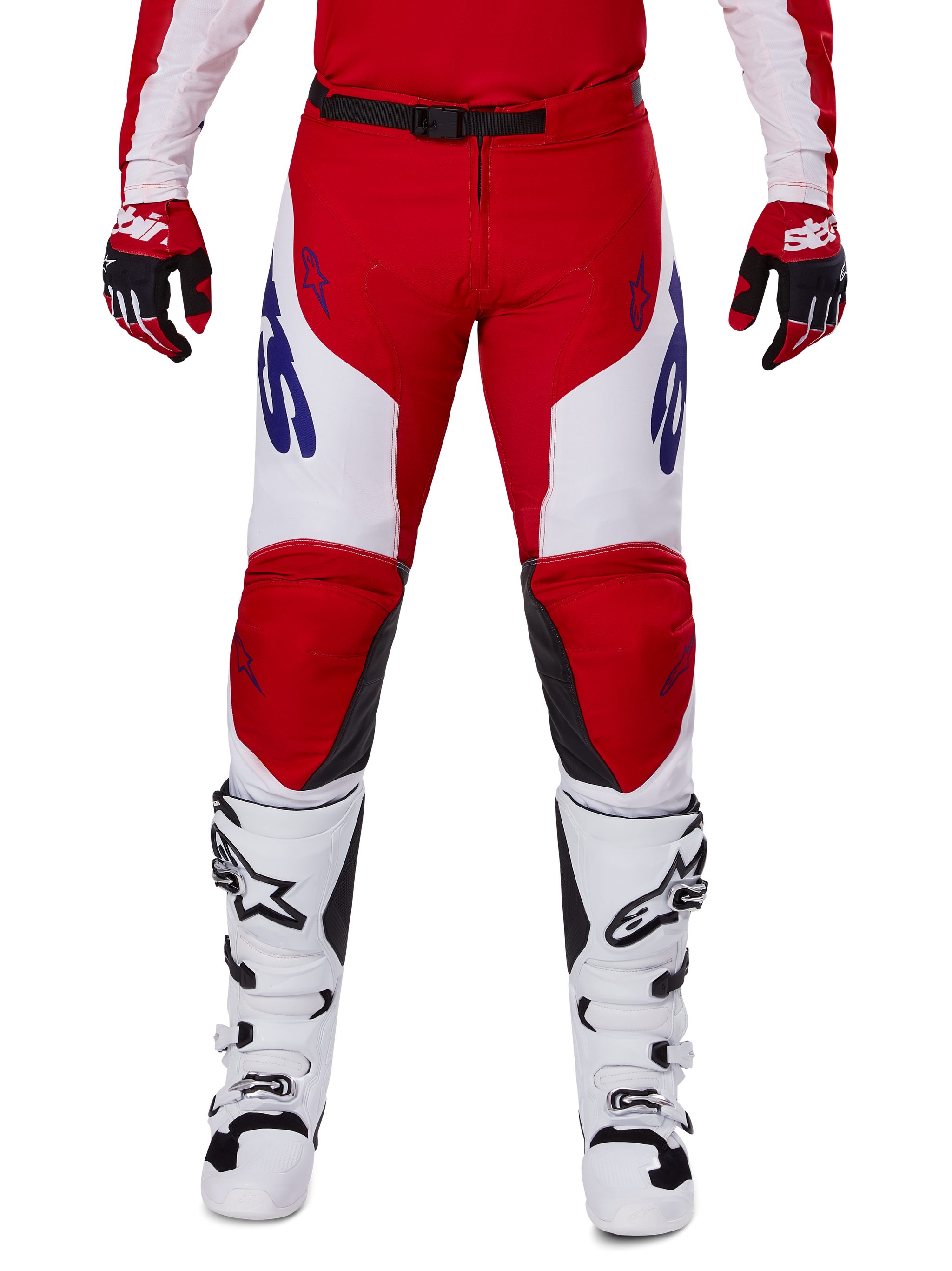 Alpinestars 2025 Racer Veil Pants, pantaloni da motocross, rosso acceso e bianco, indossati con guanti rossi abbinati e stivali bianchi, con branding blu sulle cosce e cintura nera in vita, taglio sportivo ergonomico per prestazioni elevate