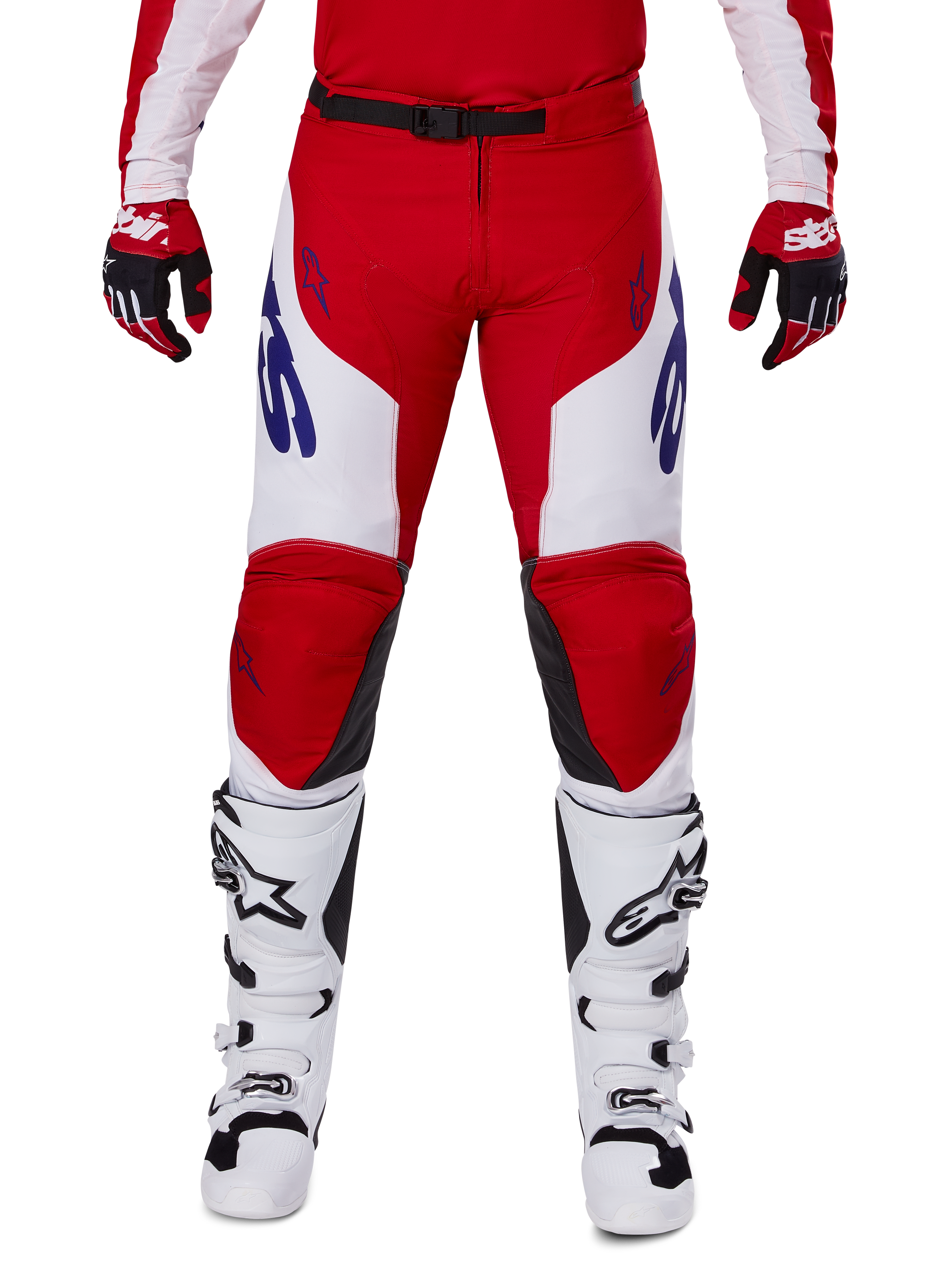 Alpinestars 2025 Racer Veil Pants, pantaloni da motocross, rosso acceso e bianco, indossati con guanti rossi abbinati e stivali bianchi, con branding blu sulle cosce e cintura nera in vita, taglio sportivo ergonomico per prestazioni elevate