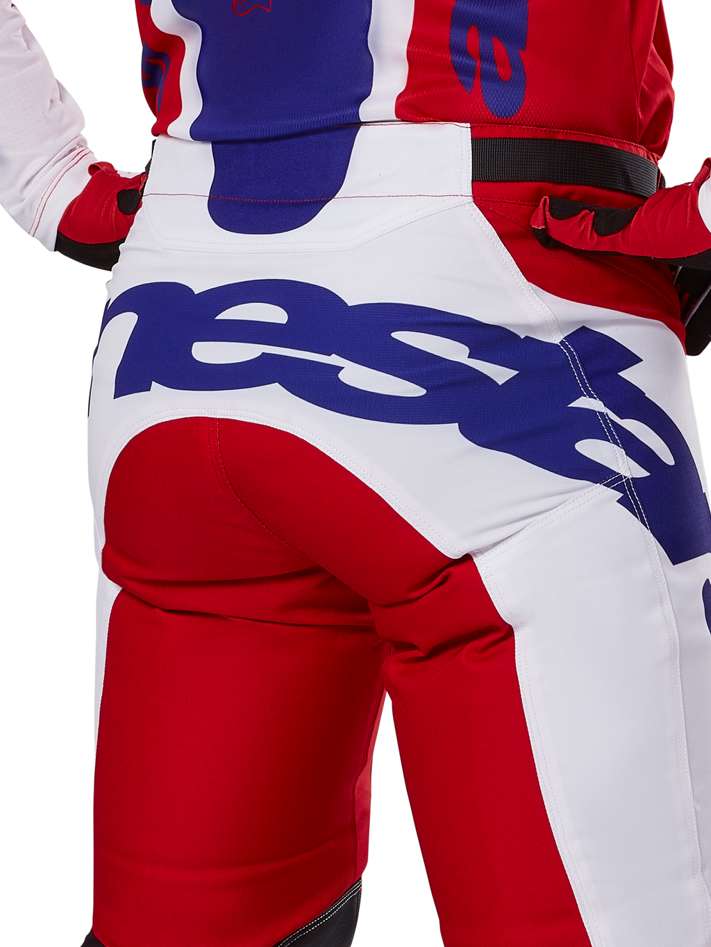 Alpinestars 2025 Racer Veil Pants, pantaloni da motocross, rosso brillante e bianco con branding blu, dettaglio posteriore della zona della seduta con grande logo Alpinestars, indossati come parte di un completo coordinato
