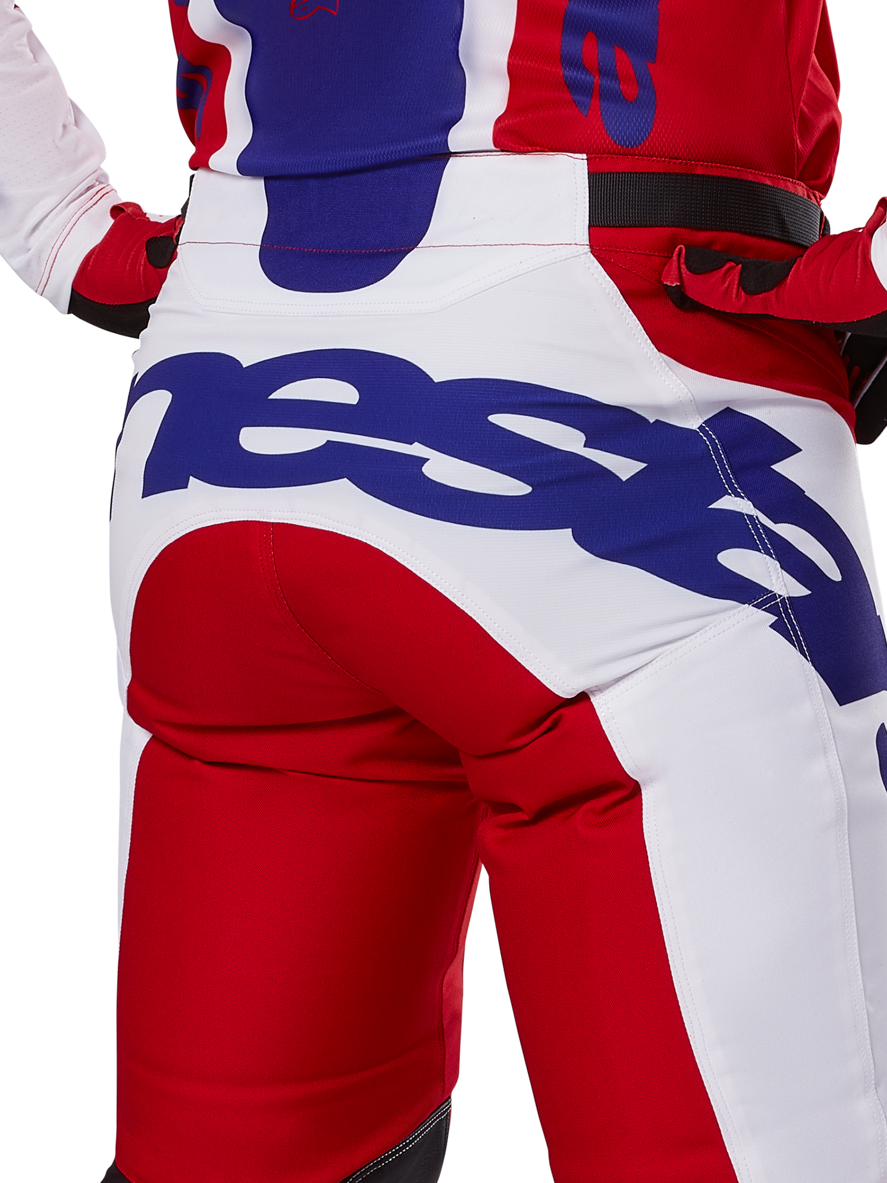 Alpinestars 2025 Racer Veil Pants, pantaloni da motocross, rosso brillante e bianco con branding blu, dettaglio posteriore della zona della seduta con grande logo Alpinestars, indossati come parte di un completo coordinato