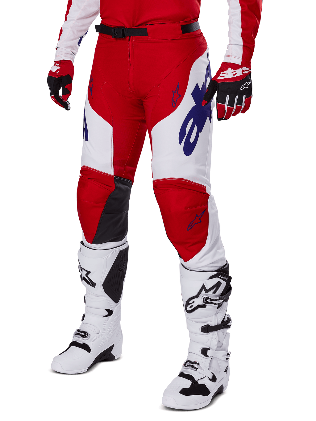 Alpinestars 2025 Racer Veil Pants, pantaloni da motocross, rosso acceso e bianco, con loghi Alpinestars blu e pannelli interni alle ginocchia in pelle nera, indossati con guanti rossi e stivali bianchi, set coordinato per corse off-road