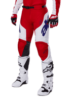 Alpinestars 2025 Racer Veil Pants, pantaloni da motocross, rosso acceso e bianco, con loghi Alpinestars blu e pannelli interni alle ginocchia in pelle nera, indossati con guanti rossi e stivali bianchi, set coordinato per corse off-road