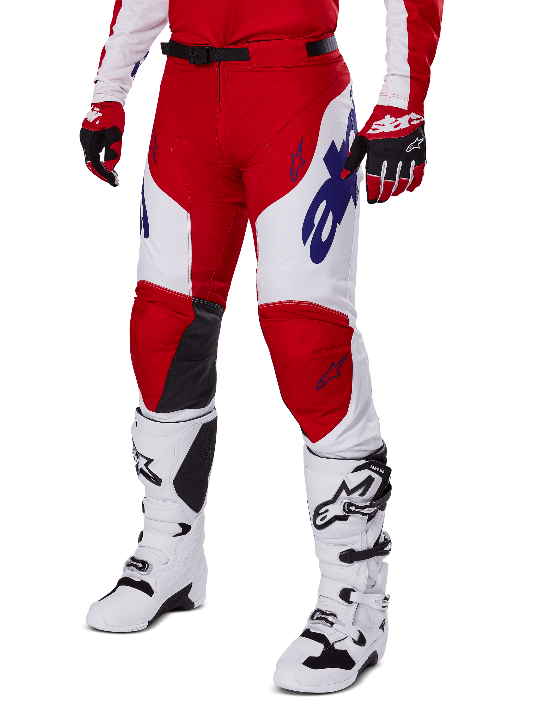 Alpinestars 2025 Racer Veil Pants, pantaloni da motocross, rosso acceso e bianco, con loghi Alpinestars blu e pannelli interni alle ginocchia in pelle nera, indossati con guanti rossi e stivali bianchi, set coordinato per corse off-road