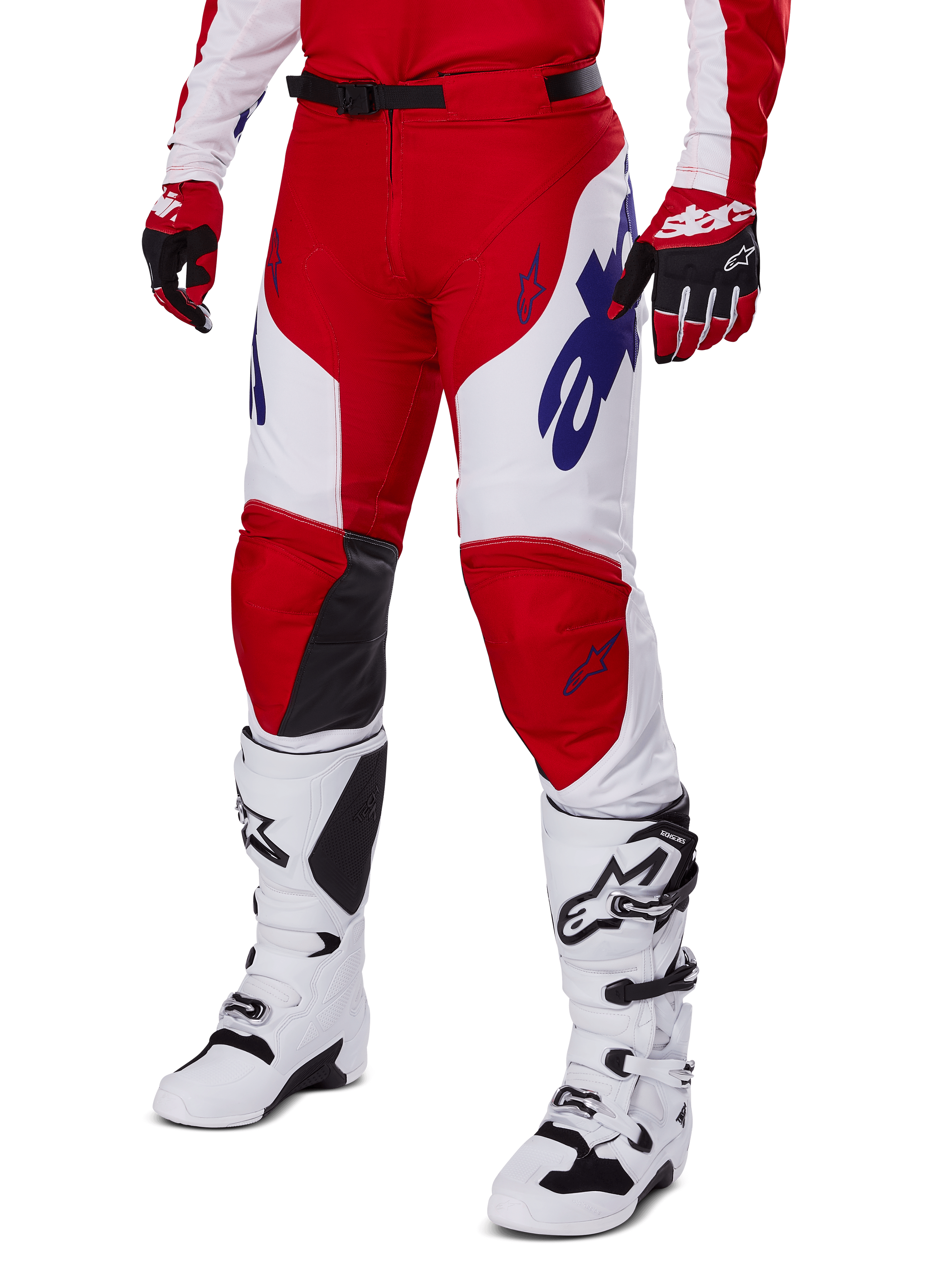 Alpinestars 2025 Racer Veil Pants, pantaloni da motocross, rosso acceso e bianco, con loghi Alpinestars blu e pannelli interni alle ginocchia in pelle nera, indossati con guanti rossi e stivali bianchi, set coordinato per corse off-road