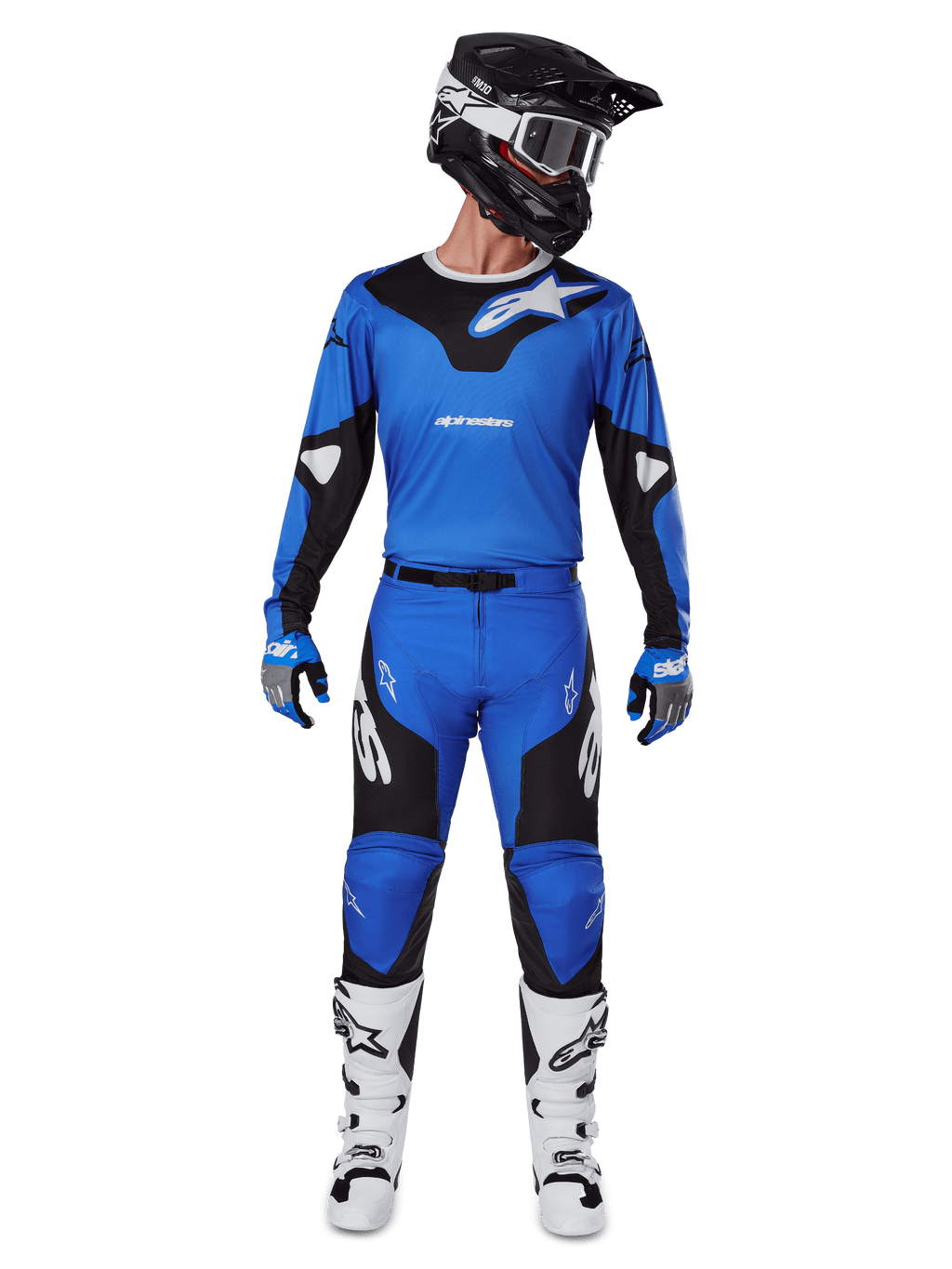 Pantaloni Alpinestars Racer Veil 2025, pantaloni da motocross, blu e nero, indossati come completo da corsa con maglia coordinata blu e nera, casco nero e bianco, guanti blu e stivali bianchi, con loghi audaci e design ergonomico per la guida fuoristrada.