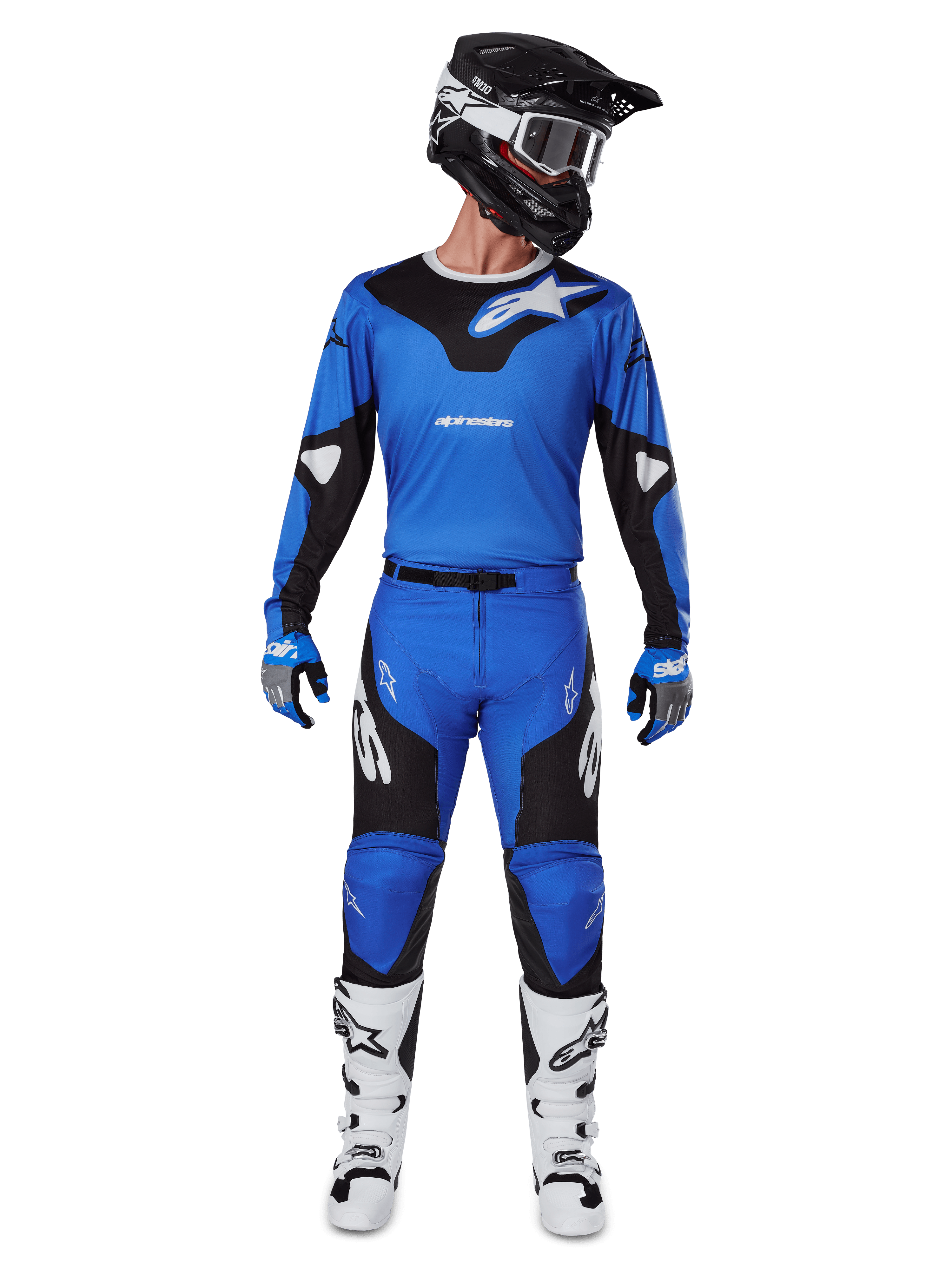 Pantaloni Alpinestars Racer Veil 2025, pantaloni da motocross, blu e nero, indossati come completo da corsa con maglia coordinata blu e nera, casco nero e bianco, guanti blu e stivali bianchi, con loghi audaci e design ergonomico per la guida fuoristrada.