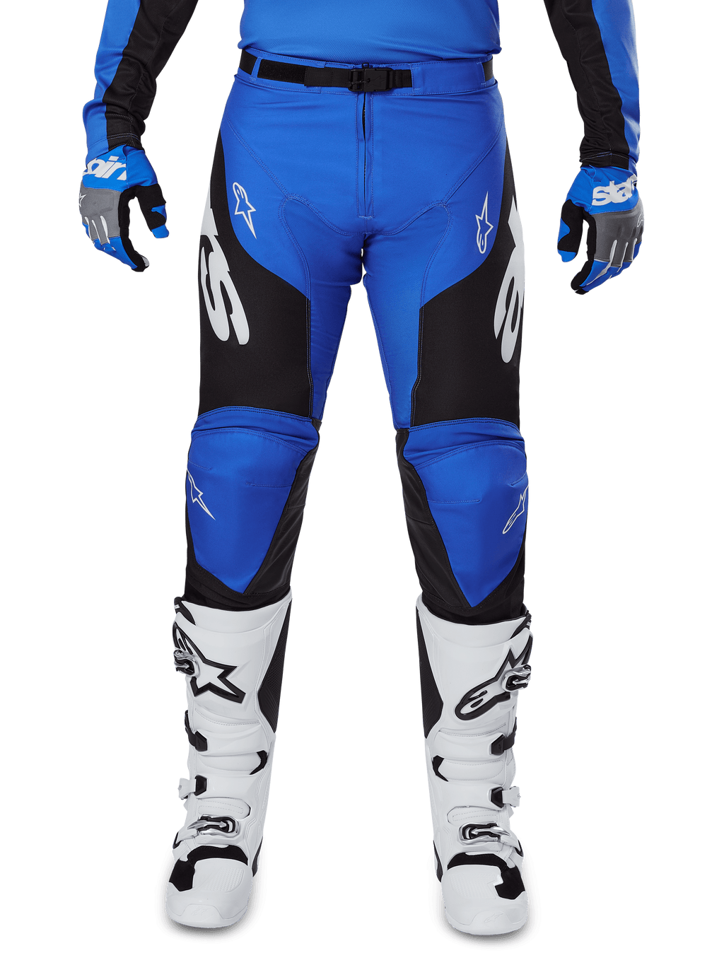 Pantaloni Alpinestars Racer Veil 2025, pantaloni da motocross, blu e nero, con loghi Alpinestars bianchi sulle gambe e pannelli laterali neri, indossati con stivali da motocross bianchi e guanti blu e grigi, abbigliamento tecnico per il fuoristrada.
