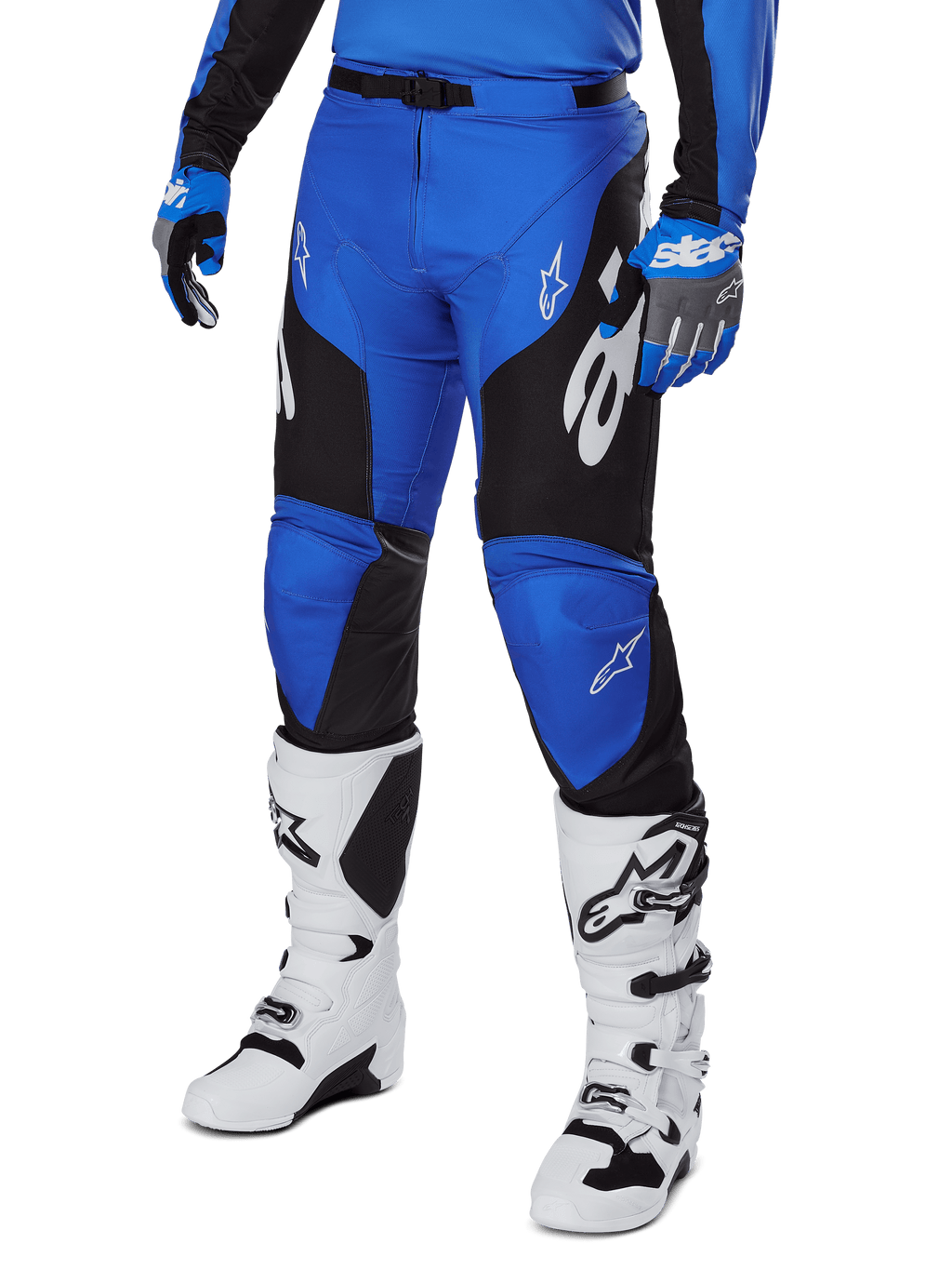 Alpinestars 2025 Racer Veil Pants, pantaloni da motocross, blu e nero con dettagli grafici bianchi, indossati con maglia e guanti blu coordinati e stivali bianchi, attrezzatura protettiva resistente per gare fuoristrada