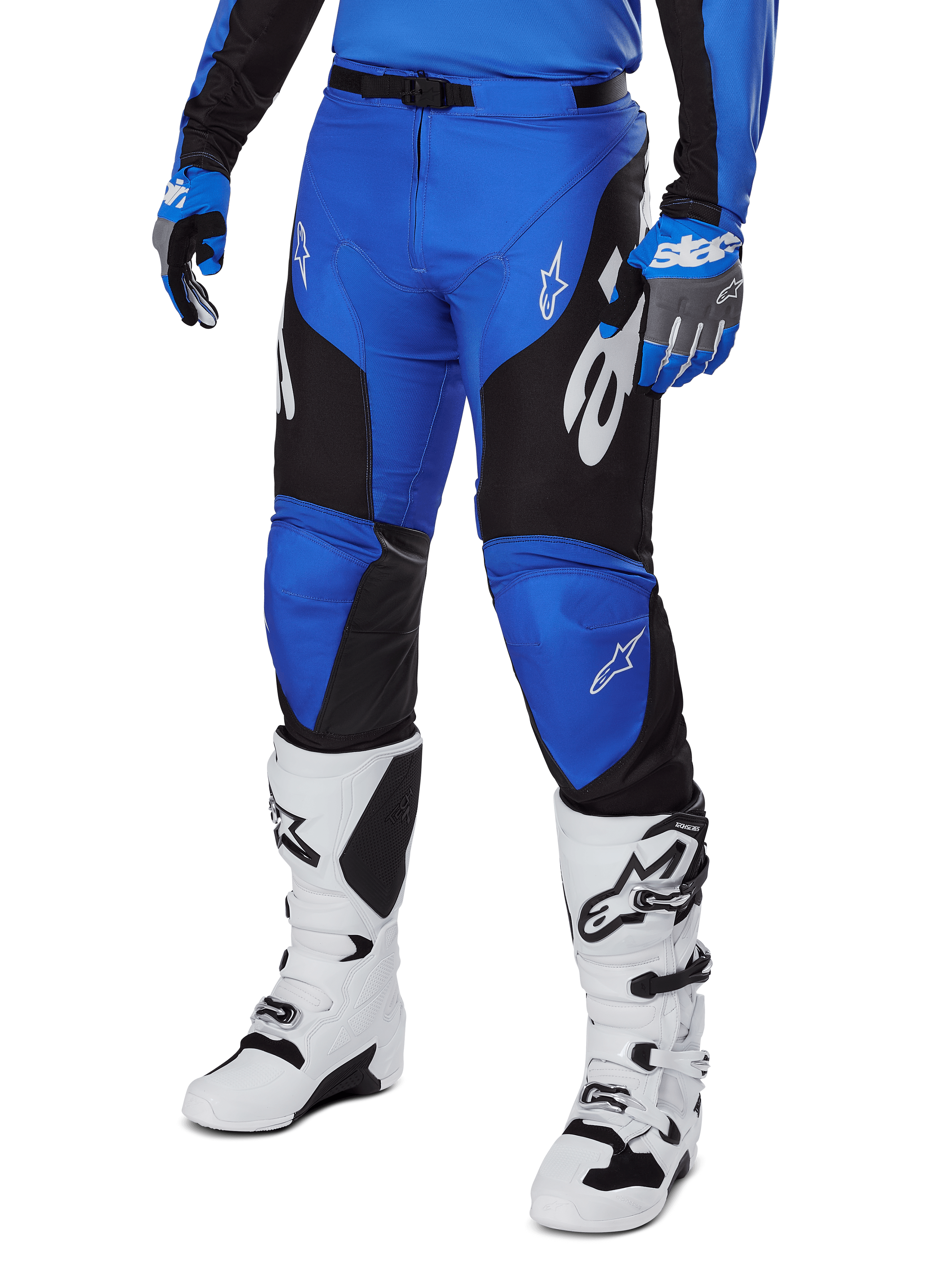 Alpinestars 2025 Racer Veil Pants, pantaloni da motocross, blu e nero con dettagli grafici bianchi, indossati con maglia e guanti blu coordinati e stivali bianchi, attrezzatura protettiva resistente per gare fuoristrada