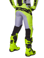 Alpinestars 2025 Racer Veil Pants, pantaloni da motocross, grigio e giallo fluo, vista posteriore che mostra la costruzione ergonomica con grande marchio nero sulla seduta, pannelli neri sulla parte inferiore della gamba e stivali da corsa giallo fluo abbinati.