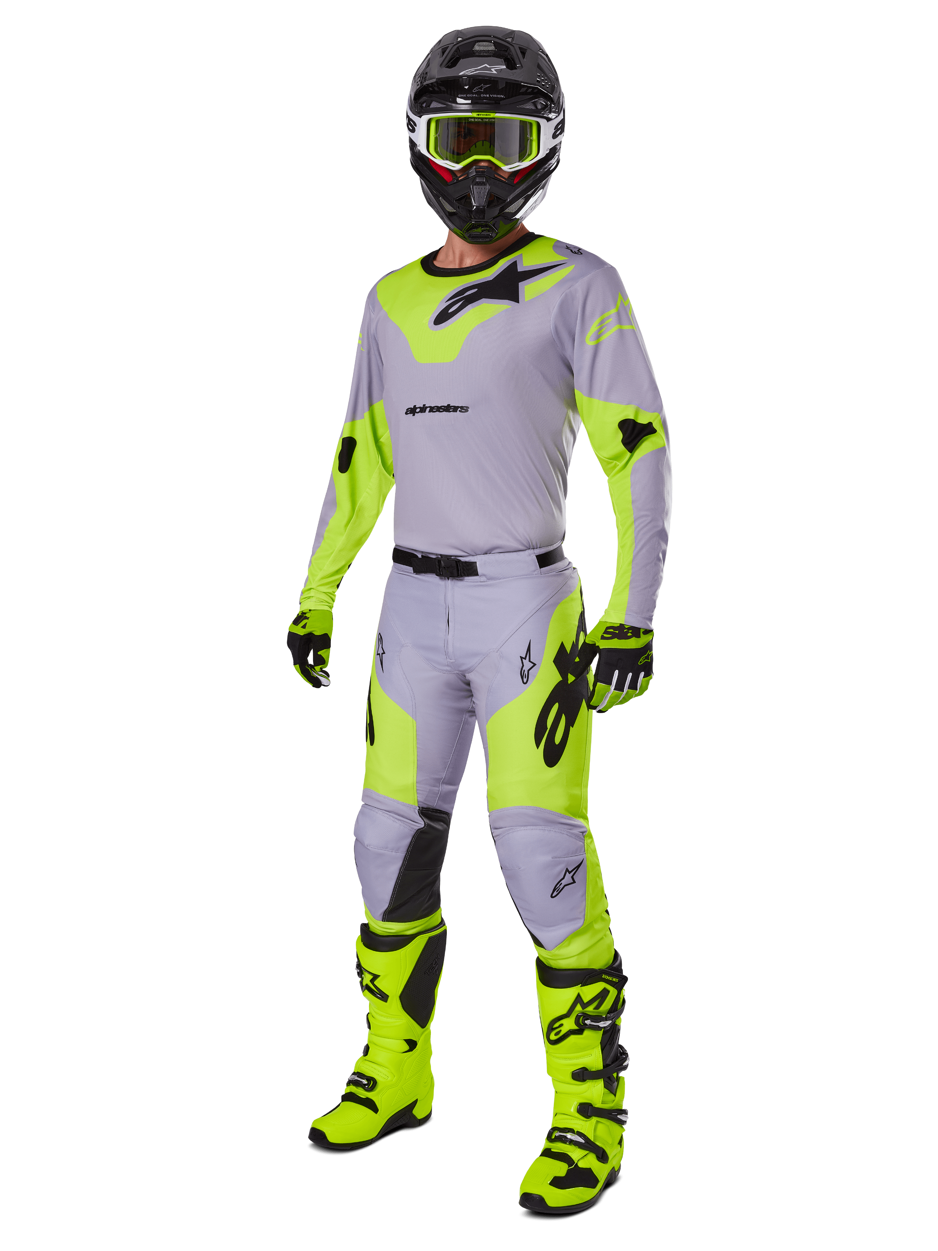 Pantaloni Alpinestars Racer Veil 2025, pantaloni da motocross, grigio e giallo fluo, indossati con maglia coordinata, casco nero, maschera giallo fluo, stivali e guanti, completo da gara off-road coordinato con design ergonomico e loghi evidenti.