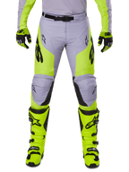 Alpinestars pantaloni Racer Veil 2025, pantaloni da motocross, grigio e giallo fluo, indossati con stivali e guanti giallo fluorescente coordinati, con loghi Alpinestars neri, design ergonomico per il fuoristrada