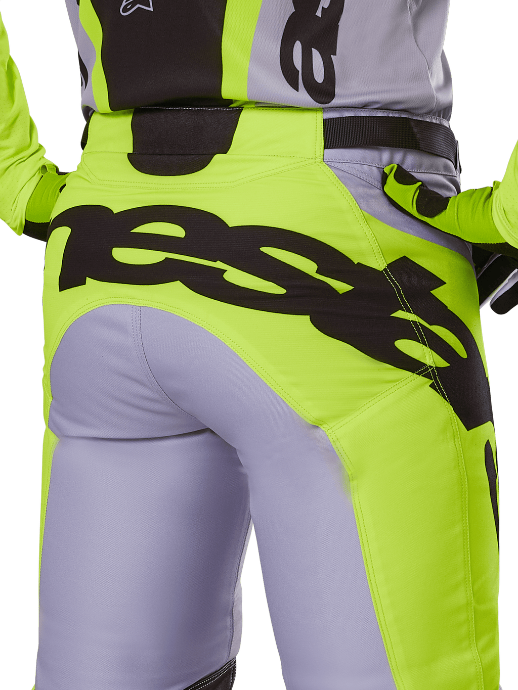 Alpinestars Pantaloni Racer Veil 2025, pantaloni da motocross, grigio e giallo fluo, vista posteriore con grande logo nero sulla seduta, indossati con maglia e guanti coordinati, design tecnico per fuoristrada