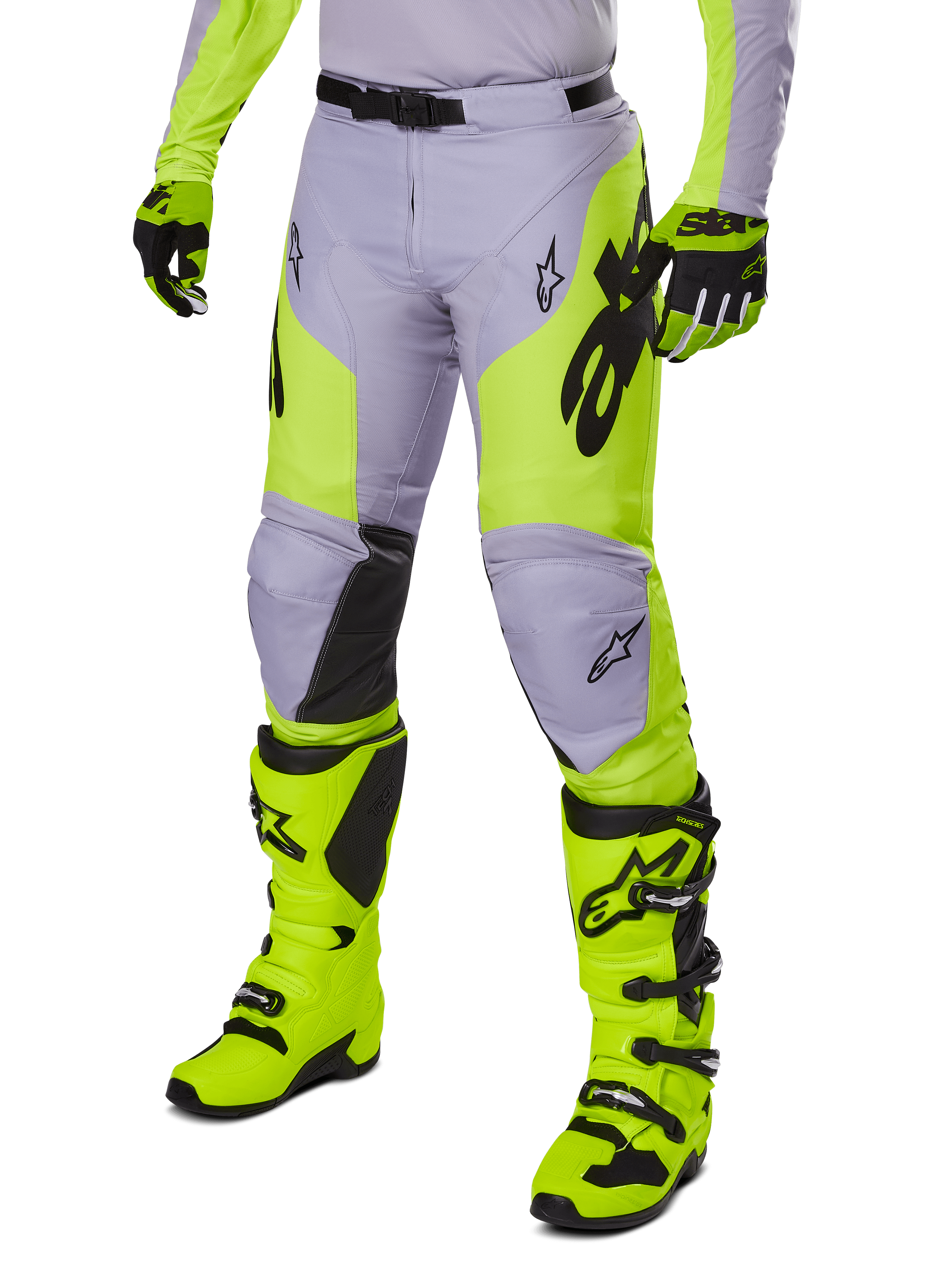 Alpinestars 2025 Racer Veil Pants, pantaloni da motocross, grigio e giallo neon fluo, con loghi a stella neri e cintura regolabile in vita, mostrati con stivali e guanti da motocross coordinati, design ergonomico per la guida off-road