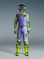 Alpinestars 2026 Racer Portl Gear Set, completo da motocross viola e giallo fluo, kit da guida completo con casco, guanti e stivali coordinati, design grafico audace con accenti neri, abbigliamento professionale da fuoristrada