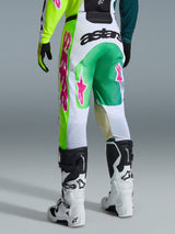 Alpinestars 2026 Racer Portl Pants, pantaloni da motocross, verde, bianco e nero con accenti rosa, vista posteriore con vistoso logo 'astars' sulla seduta e loghi stella rosa sulle gambe, abbinati a stivali da motocross bianchi e neri, equipaggiamento tecnico per fuoristrada