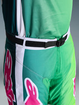 Alpinestars 2026 Racer Portl Pants, pantaloni da motocross, verde, bianco e nero con accenti del logo rosa, primo piano della vita con fibbia magnetica SX2 e chiusura regolabile, abbigliamento resistente per il fuoristrada