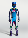 Alpinestars Techstar Maven Gear Set AND Pantaloni Techstar Maven, completo da motocross da uomo, blu e bianco con accenti rosa e verdi, kit tecnico per off-road indossato da un pilota con casco blu e stivali viola.