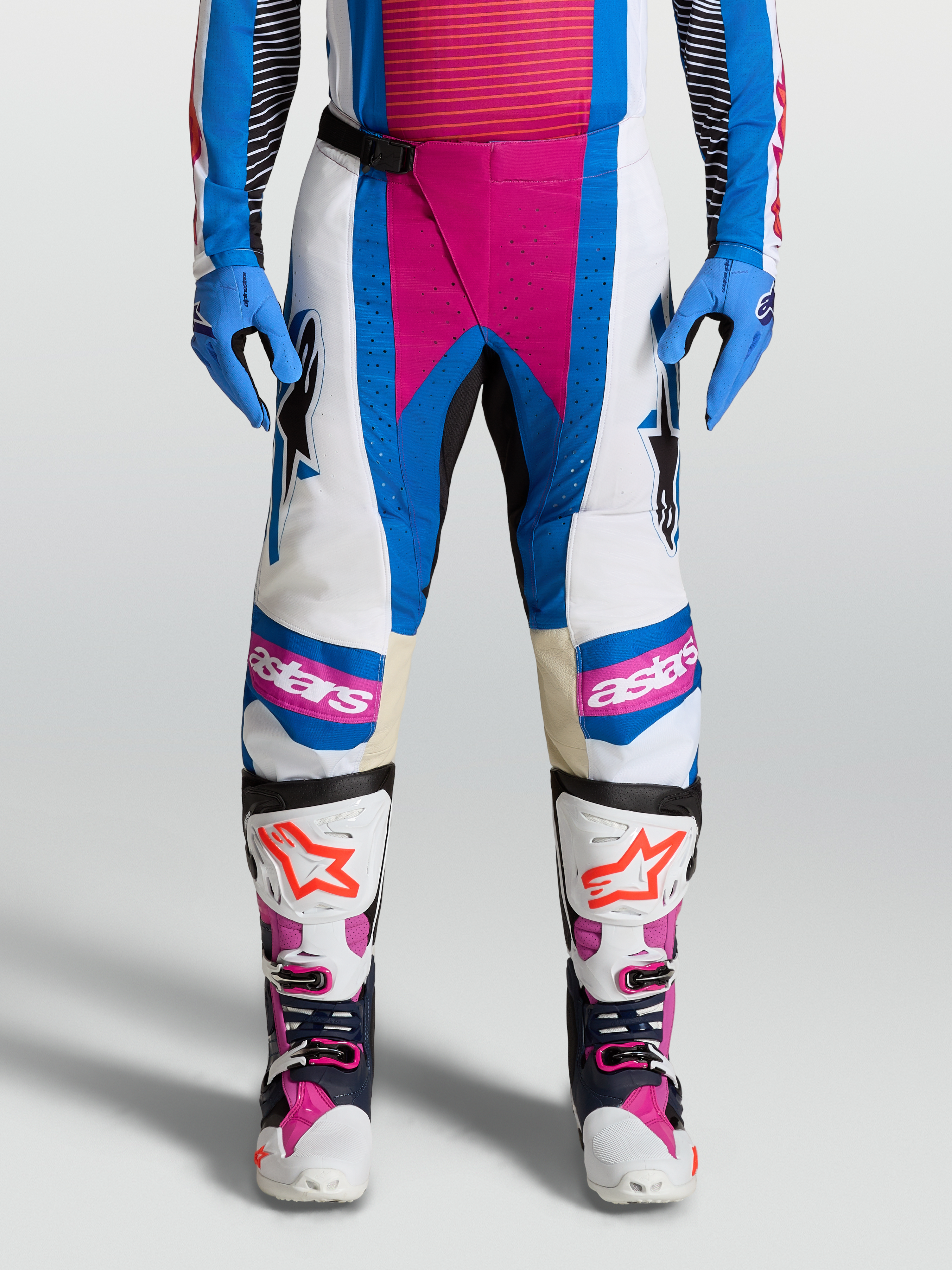 Alpinestars Pantaloni Techstar Maven, pantaloni da motocross bianchi e blu con dettagli corallo e pannelli in pelle.