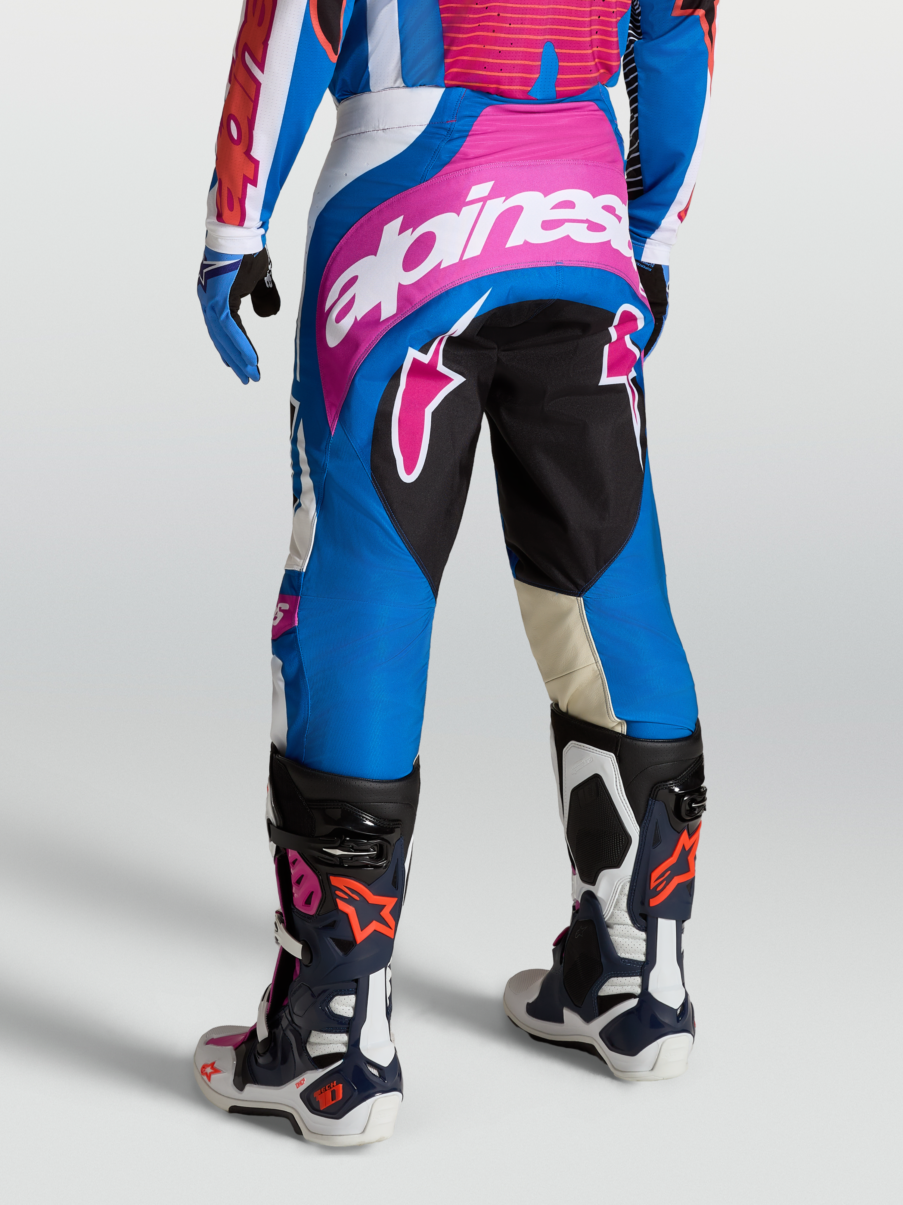 Alpinestars Pantaloni Techstar Maven, pantaloni da motocross da uomo, blu e rosa, con pannelli elasticizzati e soffietto Babel, vista posteriore su modello