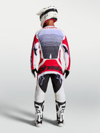 Alpinestars Pantaloni Techstar Maven, pantaloni motocross rosso e bianco, vista posteriore, vestibilità da gara atletica.