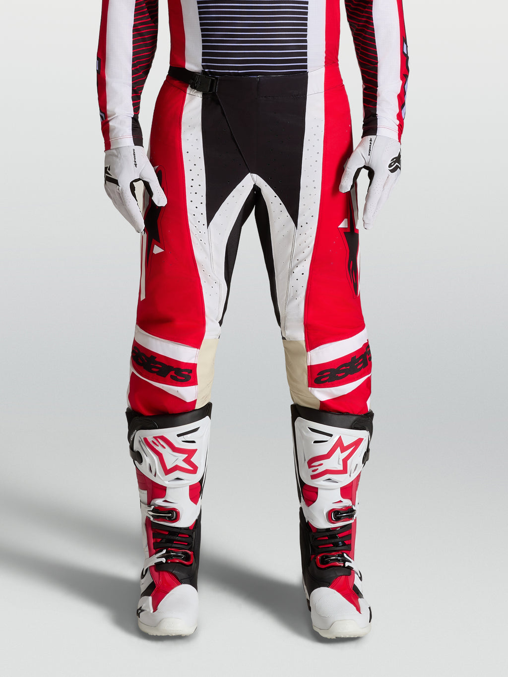 Alpinestars Pantaloni Techstar Maven, pantaloni da motocross rosso e bianco, vestibilità atletica e rinforzi in pelle.