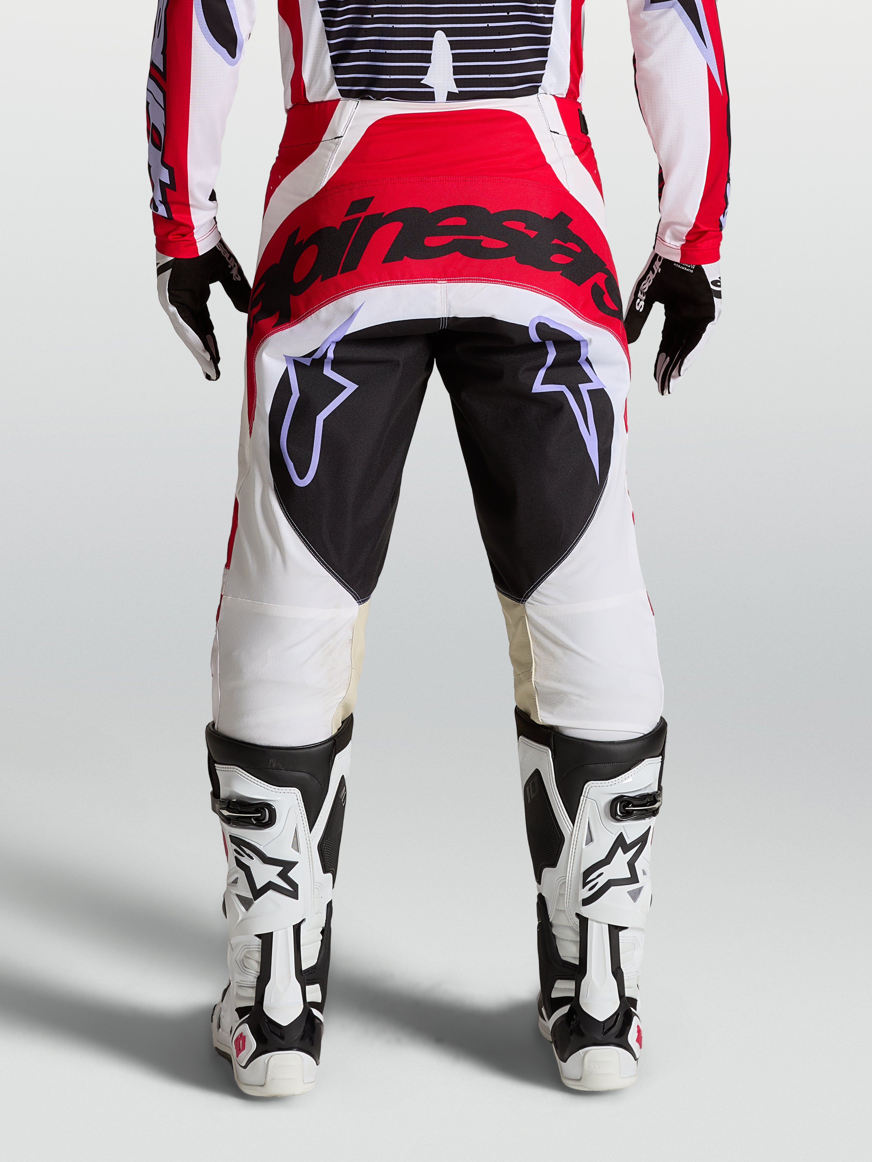 Alpinestars pantaloni Techstar Maven da uomo, rossi, bianchi e neri, seduta rinforzata e vestibilità atletica, vista posteriore.