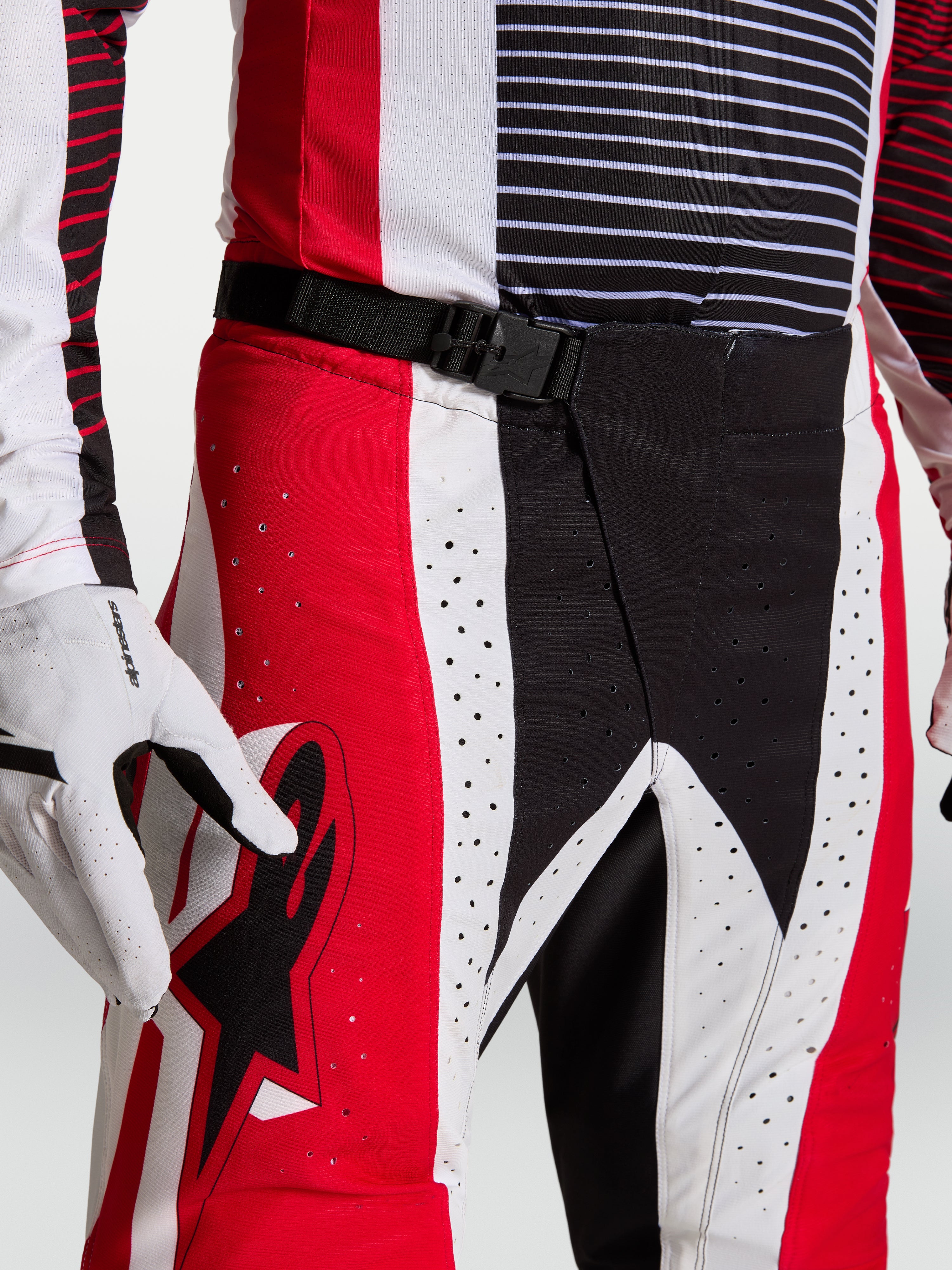 Alpinestars pantaloni Techstar Maven, pantaloni da motocross rossi e neri, chiusura magnetica SX2 e perforazioni laser