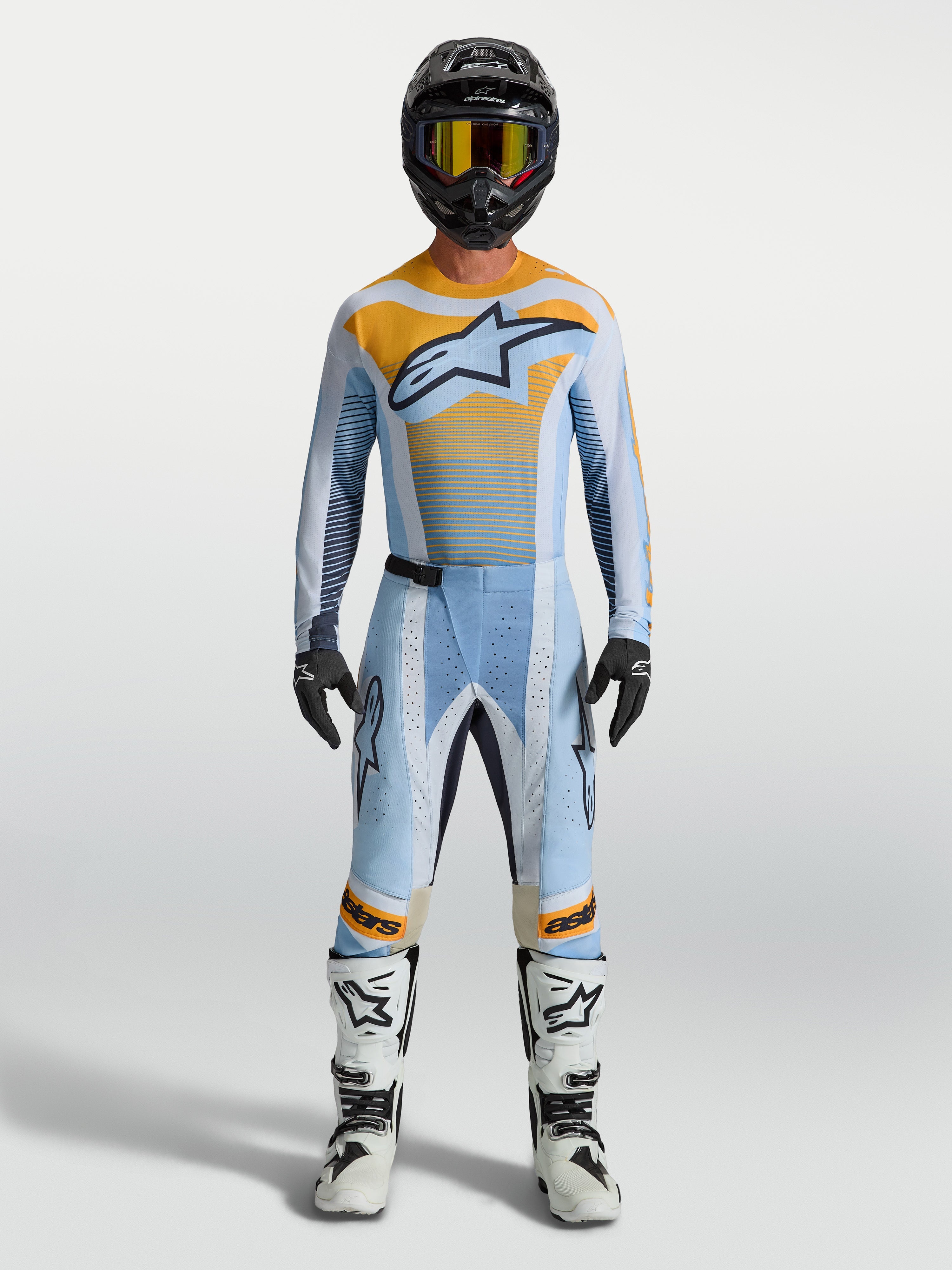 Alpinestars Pantaloni Techstar Maven, pantaloni motocross da uomo, blu e arancione, vestibilità race e zone elasticizzate, indossati con kit completo da fuoristrada.