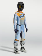 Alpinestars pantaloni Techstar Maven, pantaloni da motocross da uomo, blu e arancione, vestibilità racing, indossati da un pilota.