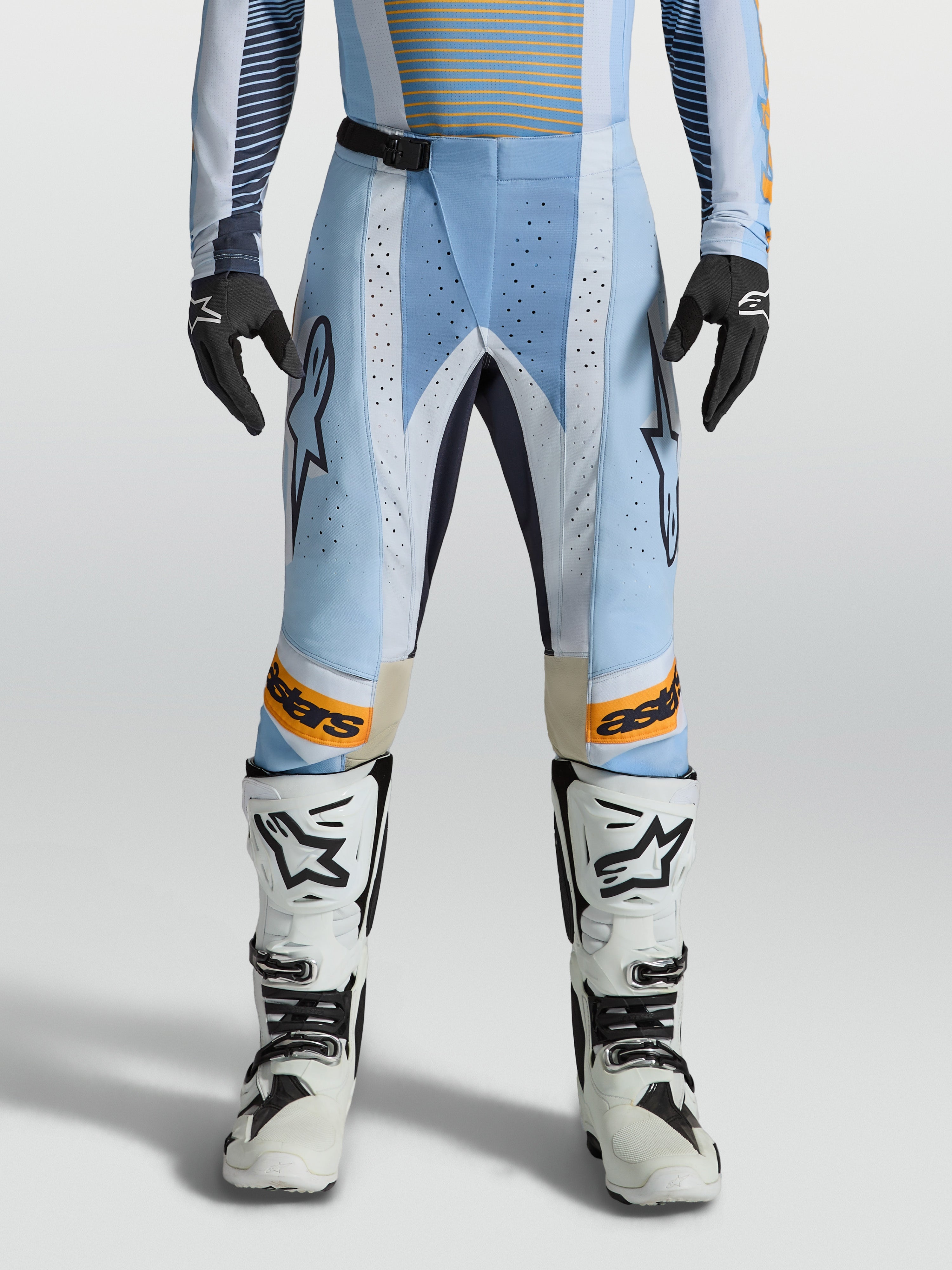 Alpinestars Pantaloni Techstar Maven, pantaloni da motocross da uomo, blu e arancione, ventilazione laser e taglio da gara.