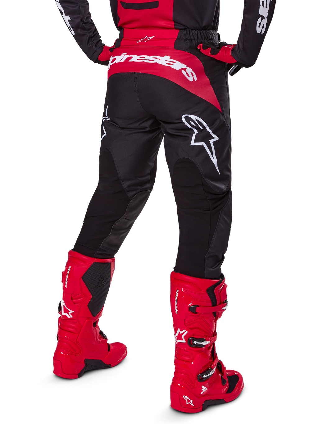 Alpinestars Set Gear Fluid Haul 2025, vista posteriore, pantaloni da motocross neri e rossi con grandi loghi bianchi, maglia coordinata e stivali Tech 7 in rosso vivace, kit da gara fuoristrada coordinato