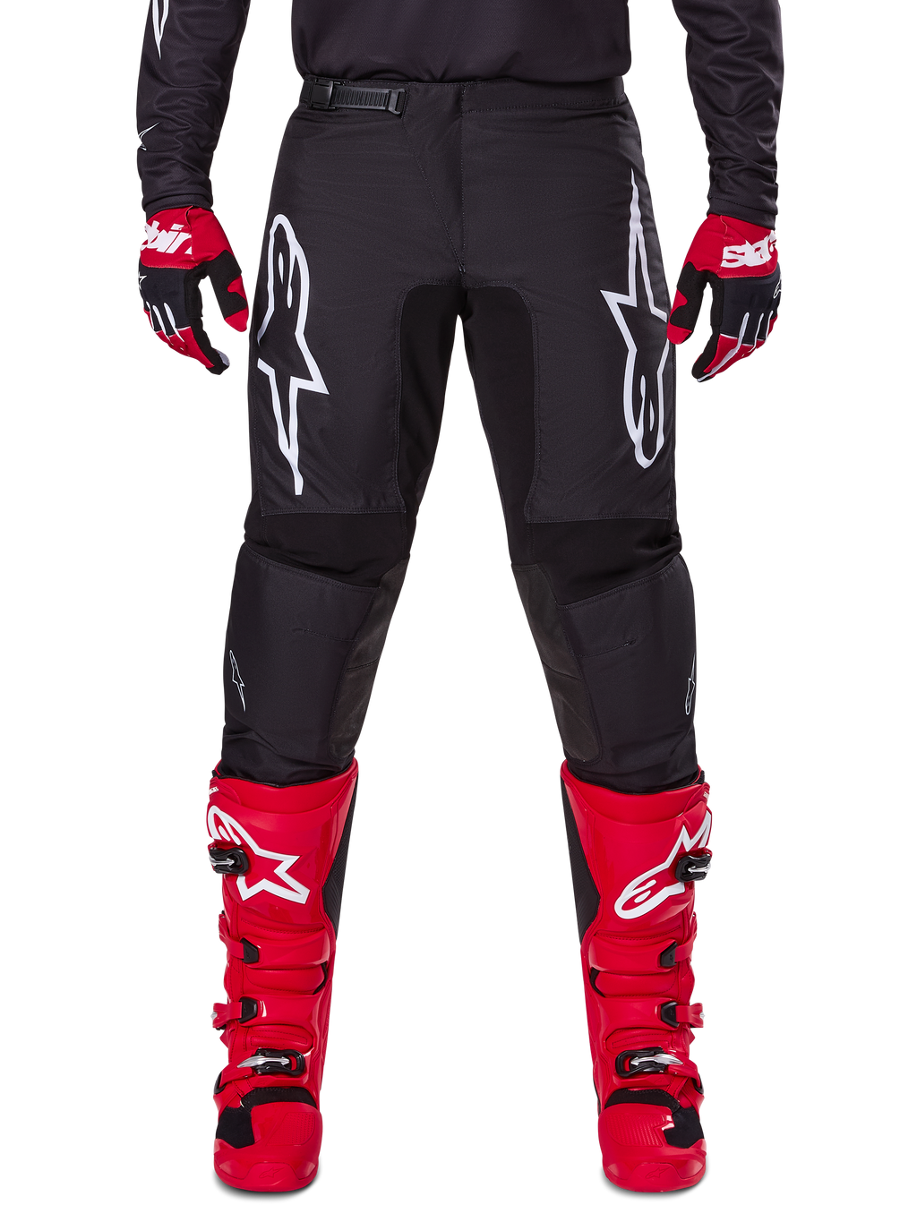 Alpinestars 2025 Fluid Haul Gear Set, pantaloni da motocross neri con loghi Astars bianchi sulle cosce, abbinati a vivaci stivali rossi e guanti rossi e neri, completo da motocross coordinato per corse fuoristrada