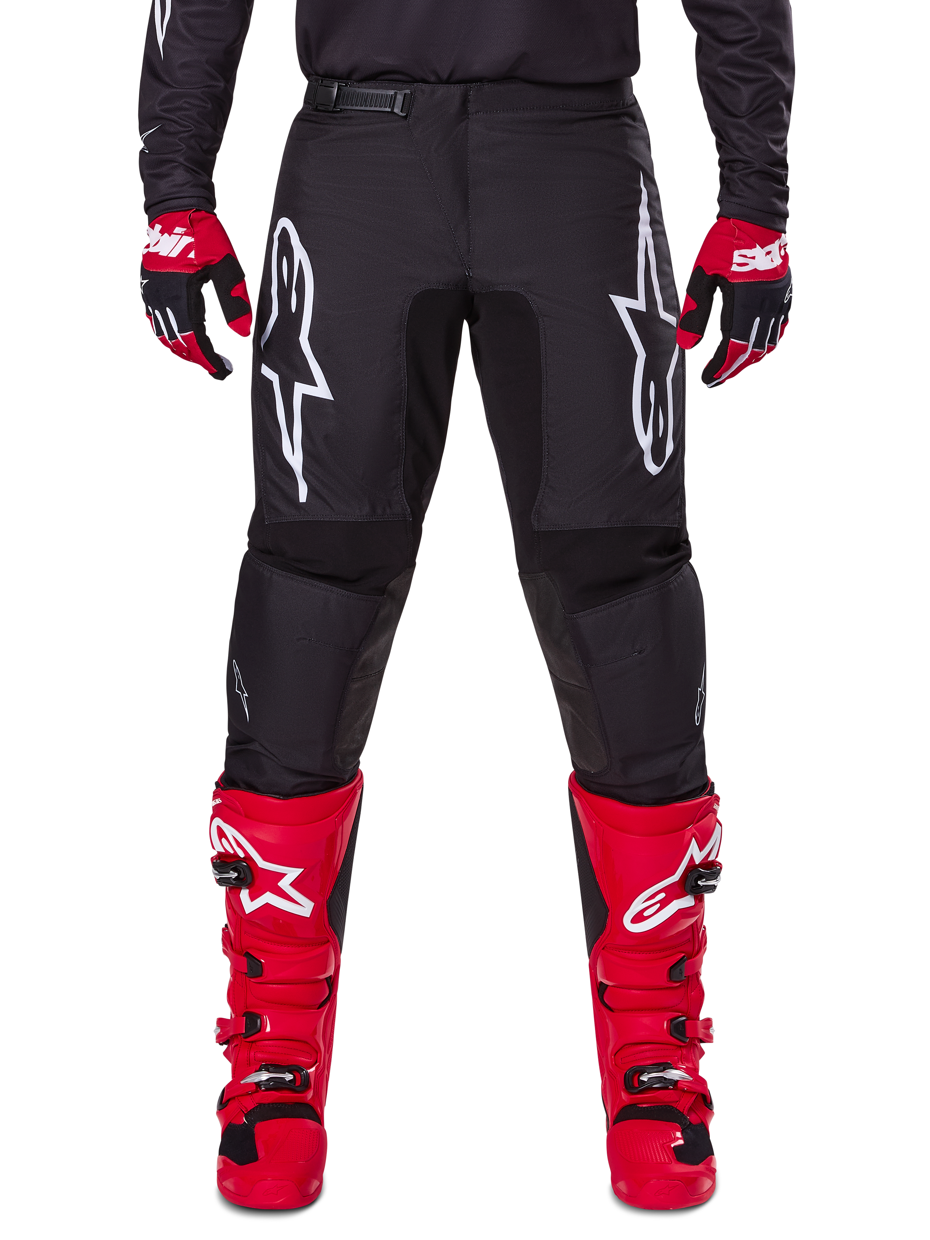 Alpinestars 2025 Fluid Haul Gear Set, pantaloni da motocross neri con loghi Astars bianchi sulle cosce, abbinati a vivaci stivali rossi e guanti rossi e neri, completo da motocross coordinato per corse fuoristrada
