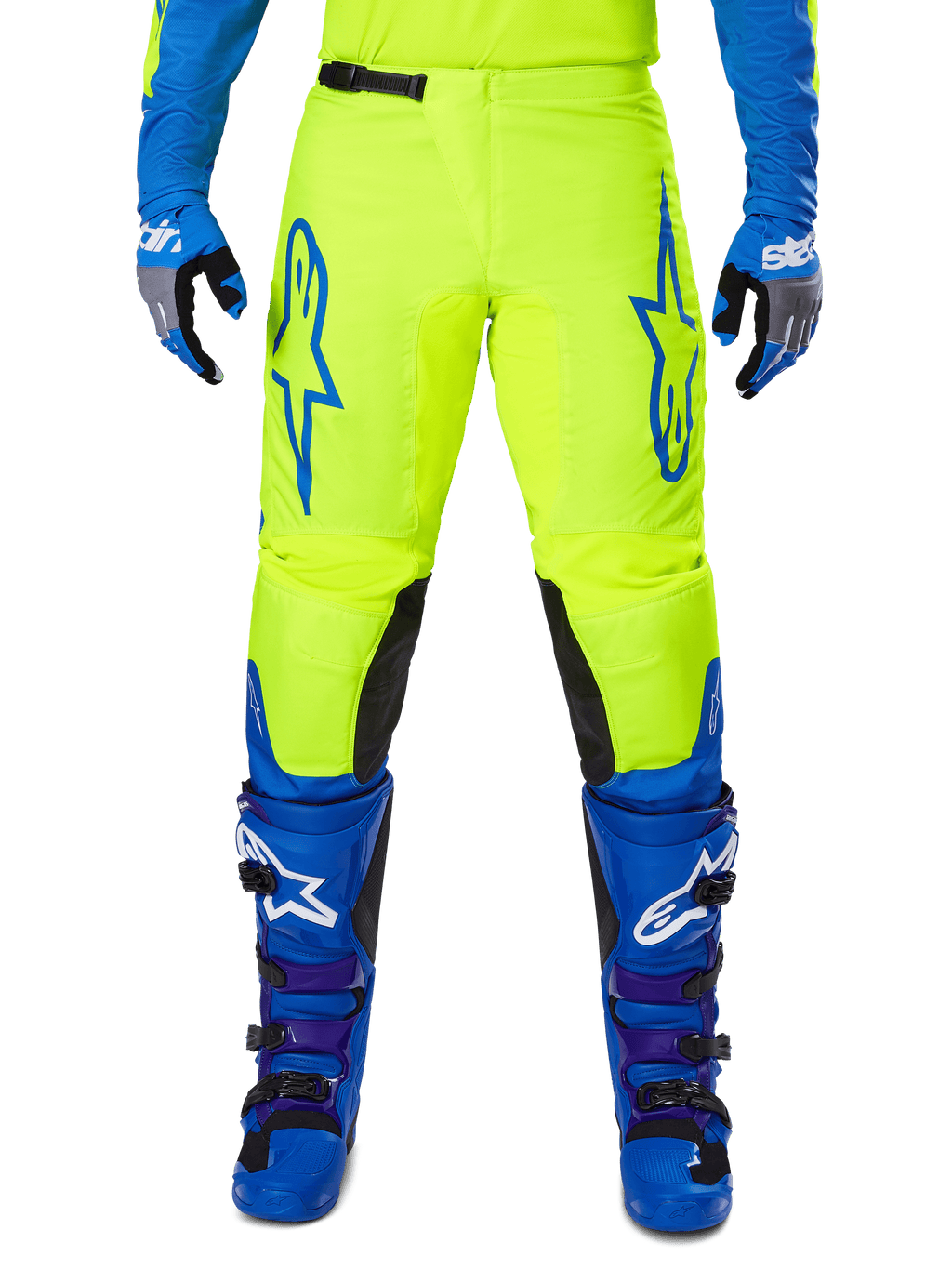 Alpinestars 2025 Fluid Haul Pants, pantaloni da motocross, giallo brillante e blu, indossati con guanti e stivali coordinati, con pannelli interni neri sulle ginocchia, loghi blu sulle cosce e design sportivo ergonomico.