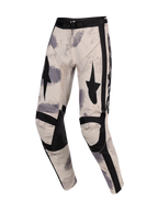 Alpinestars 2026 Racer Lahnd Pants, pantaloni da motocross, Sand Camo, base off-white con motivi a pennellata grigi e neri, grafiche a stella nere sulle cosce, pannelli neri rinforzati sulle ginocchia e fibbia regolabile in vita, design ergonomico per corse off-road