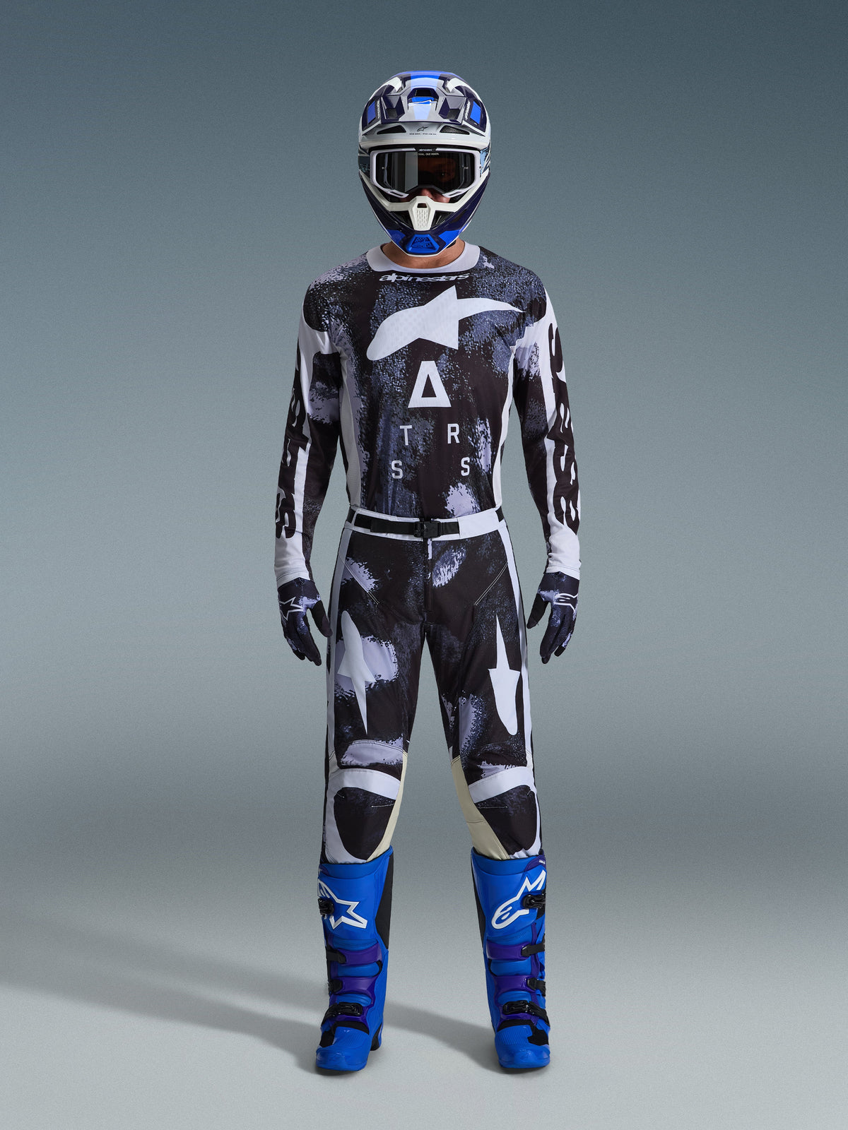 Alpinestars 2026 Racer Lahnd Gear Set, completo da motocross, nero e bianco con motivo astratto Iron Camo, abbinato a casco blu e bianco e stivali blu acceso, kit da gara completo per prestazioni off-road