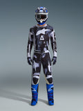 Alpinestars 2026 Racer Lahnd Gear Set, completo da motocross, nero e bianco con motivo astratto Iron Camo, abbinato a casco blu e bianco e stivali blu acceso, kit da gara completo per prestazioni off-road