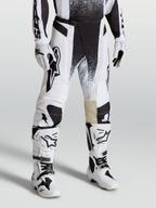 Alpinestars Pantaloni Techstar Swan, pantaloni da motocross bianco e nero, vestibilità race-fit su modello con stivali abbinati, design in ripstop elasticizzato ad alte prestazioni.