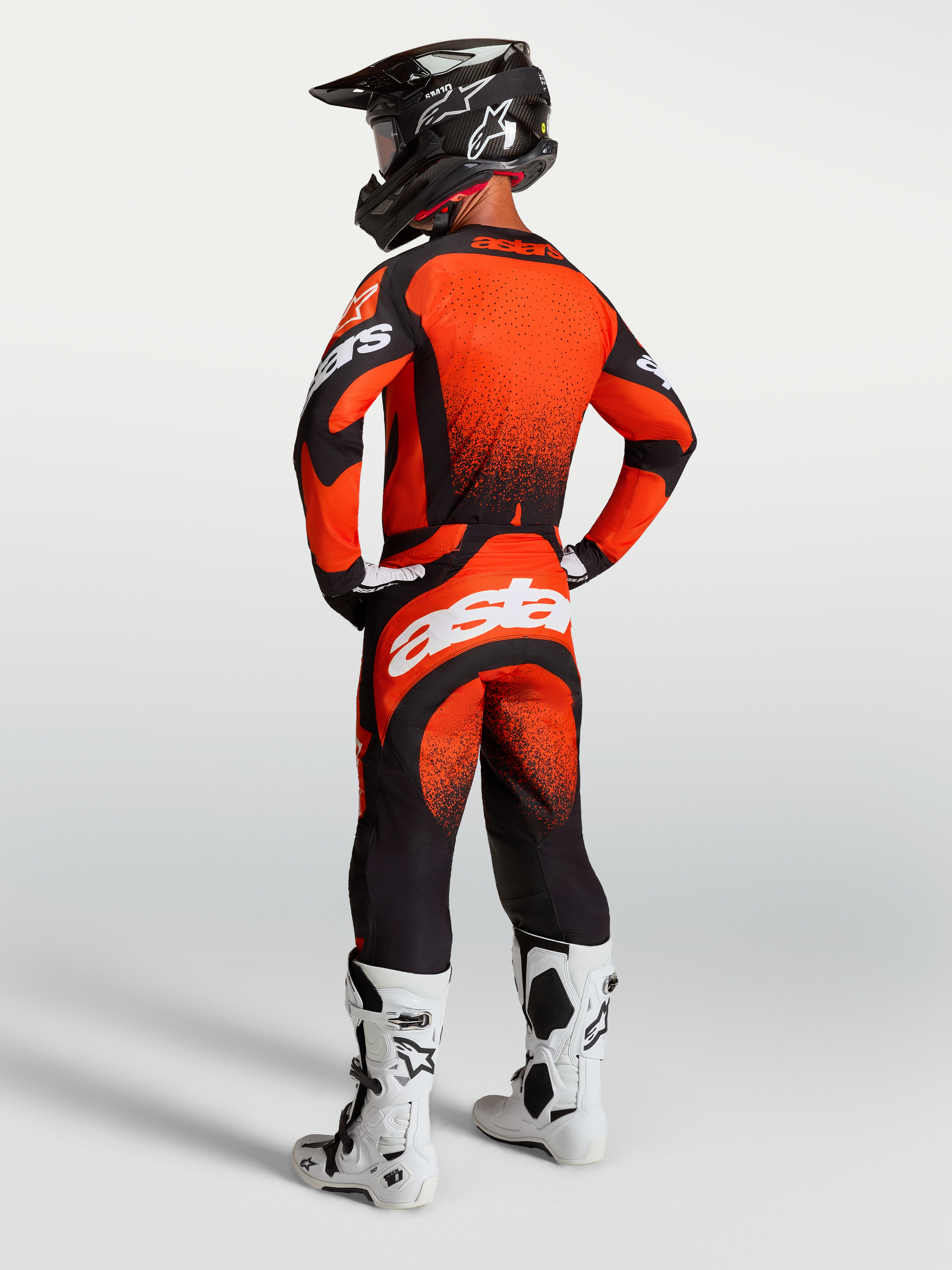 Alpinestars Pantaloni e Maglia Techstar Swan, completo da motocross racing da uomo, rosso cardinale e nero con branding bianco, vista posteriore, abbigliamento tecnico per competizioni fuoristrada