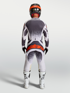 Alpinestars Pantaloni Techstar Swan, pantaloni da motocross da uomo, lilla chiaro e grigio scuro con dettagli rosso fluo, vista posteriore, vestibilità racing per performance fuoristrada.