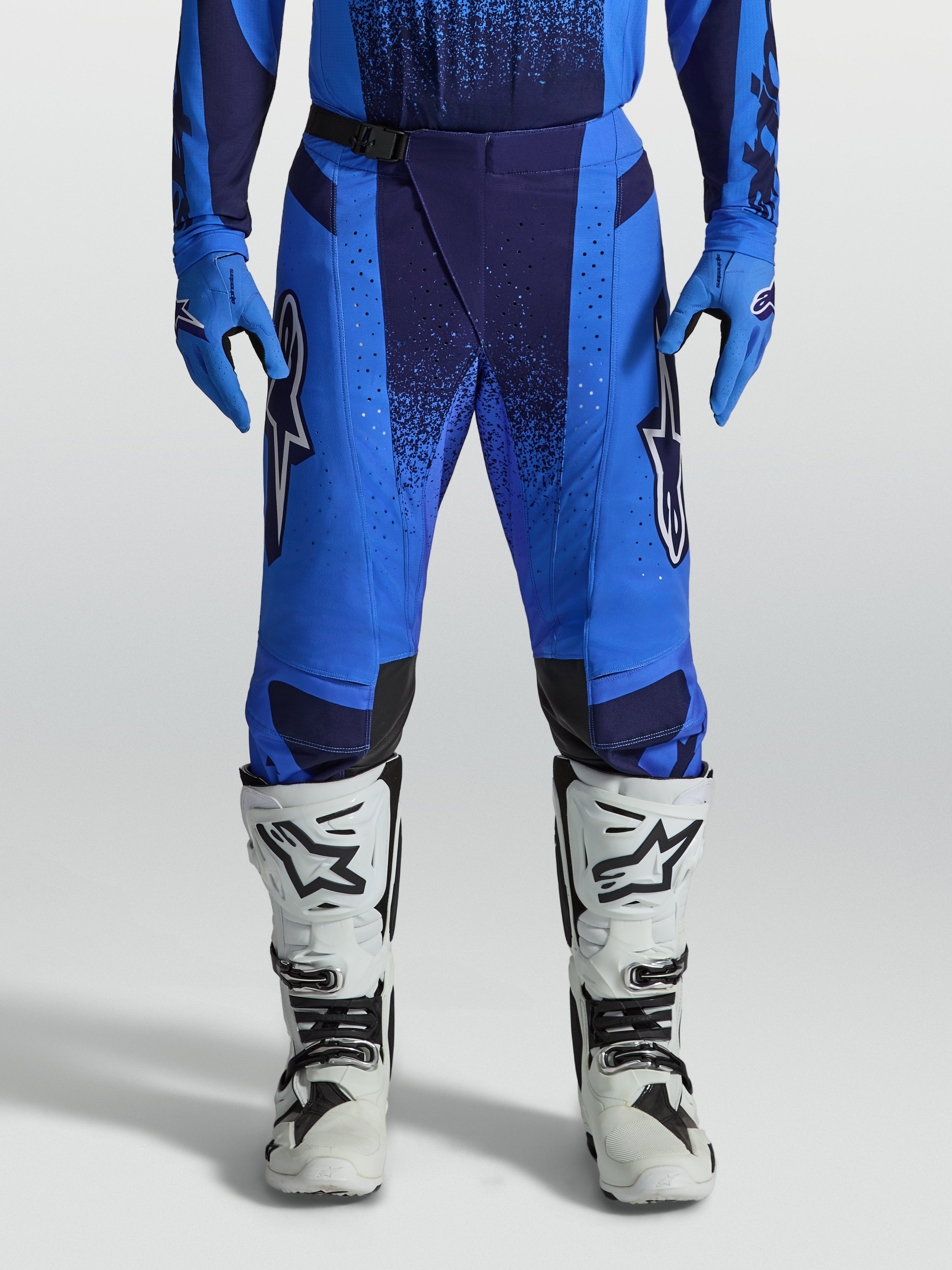 Alpinestars Pantaloni Techstar Swan, pantaloni da motocross da uomo blu, pannelli elasticizzati traforati e stivali bianchi.