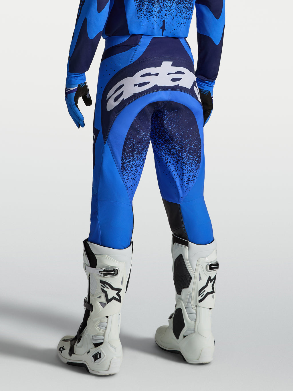 Alpinestars Pantaloni Techstar Swan, pantaloni da motocross per uomo, blu e blu profondo, con grande logo bianco sulla seduta, abbigliamento per fuoristrada