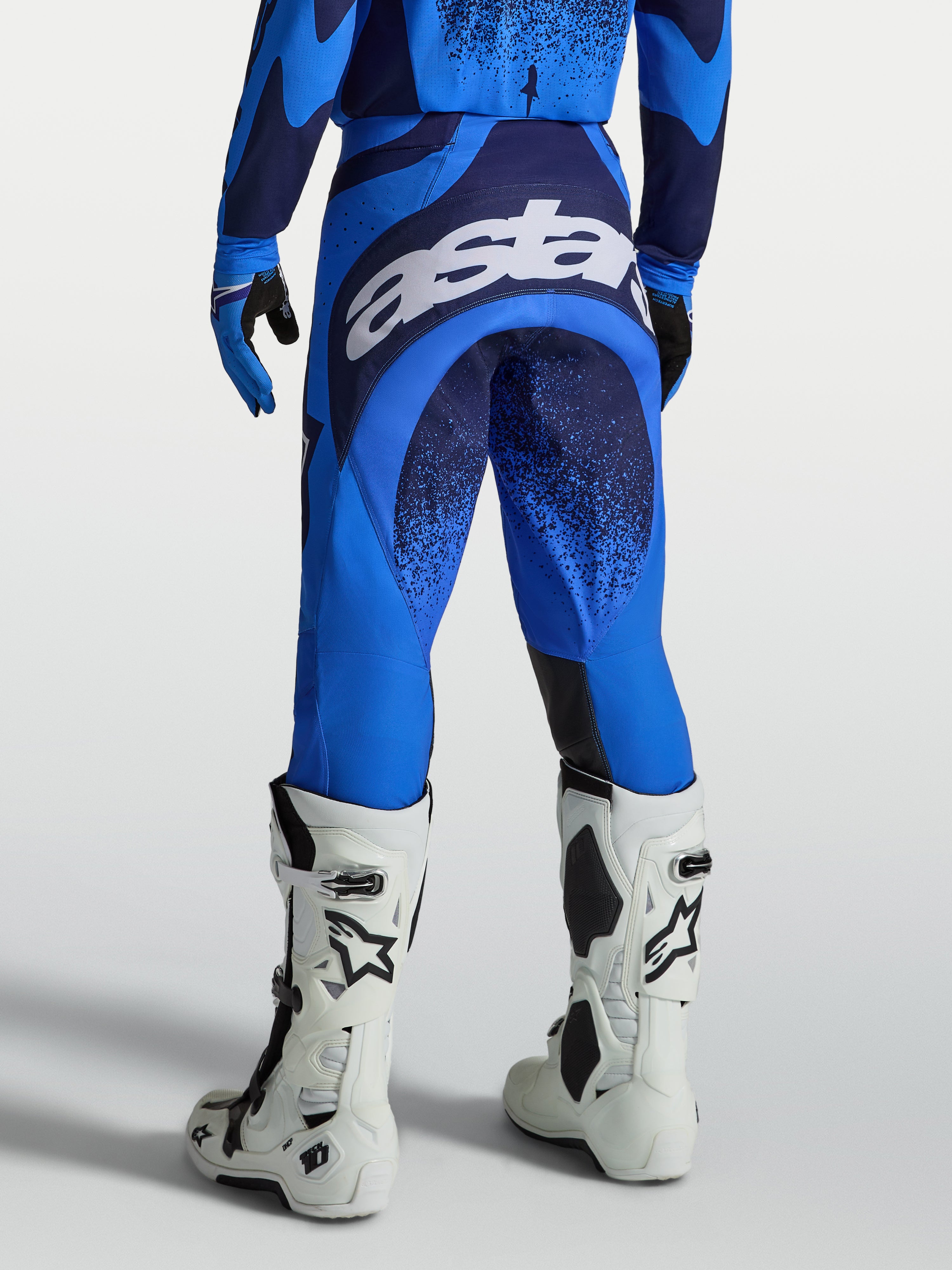 Alpinestars Pantaloni Techstar Swan, pantaloni da motocross per uomo, blu e blu profondo, con grande logo bianco sulla seduta, abbigliamento per fuoristrada