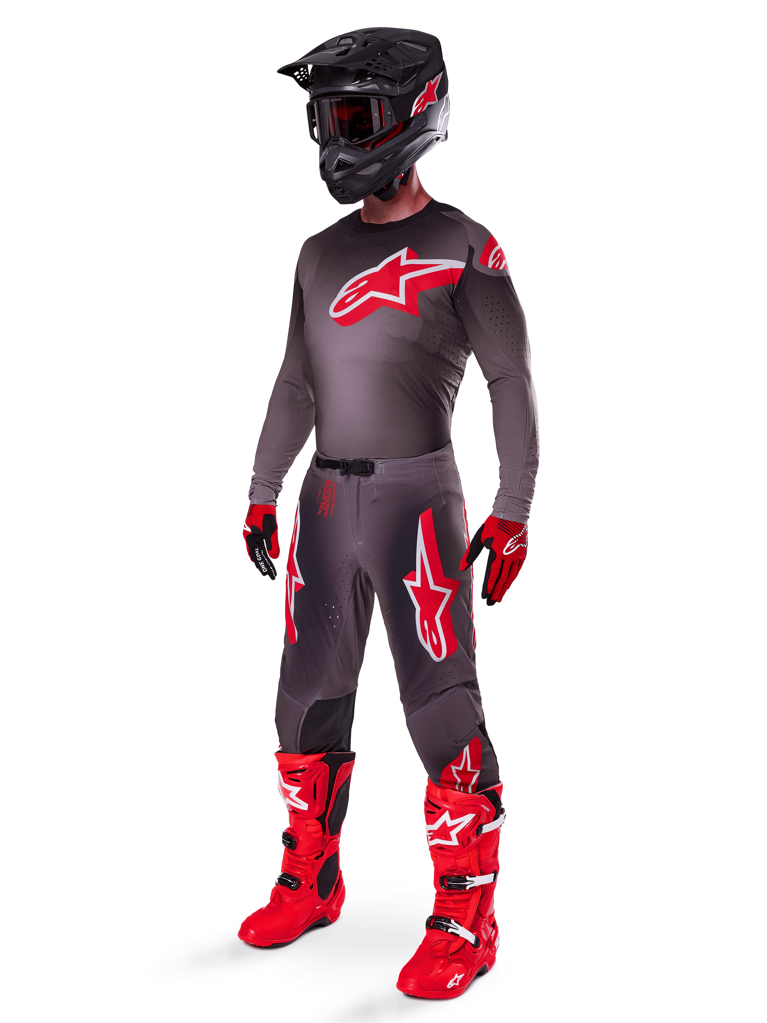 Alpinestars 2025 Supertech Lipan Pants, pantaloni da motocross, Smoke Bright Red, base grigio scuro con grandi loghi Alpinestars rossi sulle cosce, indossati con maglia coordinata, casco nero, guanti rossi e neri e stivali rosso acceso, completo da motocross professionale coordinato