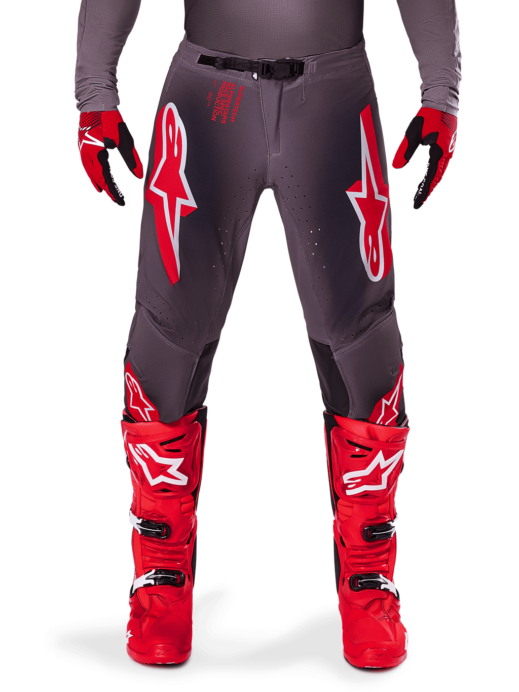 Alpinestars 2025 Supertech Lipan Pants, pantaloni da motocross, Smoke Bright Red, base grigia con loghi rossi e bianchi evidenti, abbinati a stivali da gara e guanti rossi, con ventilazione traforata, abbigliamento off-road ad alte prestazioni