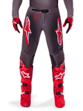 Alpinestars 2025 Supertech Lipan Pants, pantaloni da motocross, Smoke Bright Red, base grigia con loghi rossi e bianchi evidenti, abbinati a stivali da gara e guanti rossi, con ventilazione traforata, abbigliamento off-road ad alte prestazioni