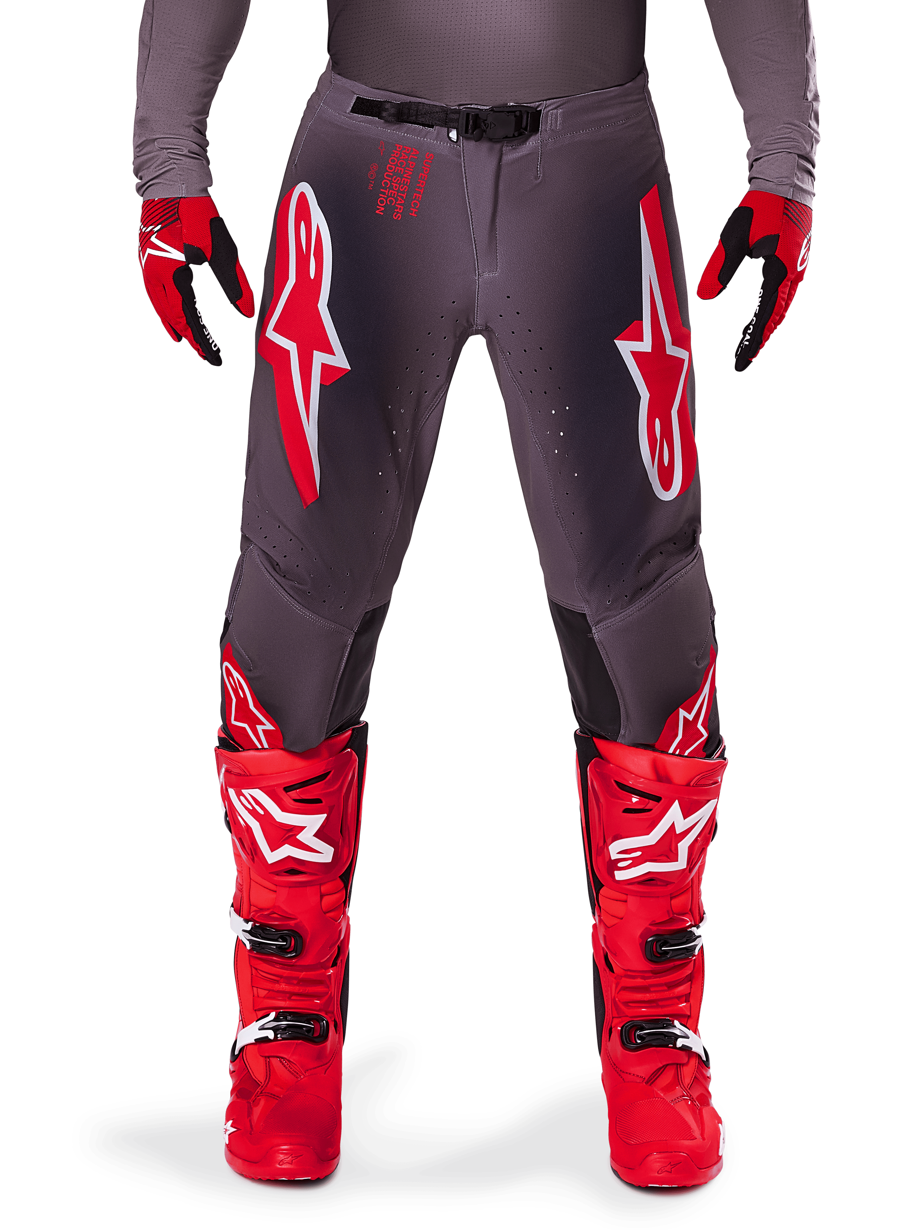 Alpinestars 2025 Supertech Lipan Pants, pantaloni da motocross, Smoke Bright Red, base grigia con loghi rossi e bianchi evidenti, abbinati a stivali da gara e guanti rossi, con ventilazione traforata, abbigliamento off-road ad alte prestazioni