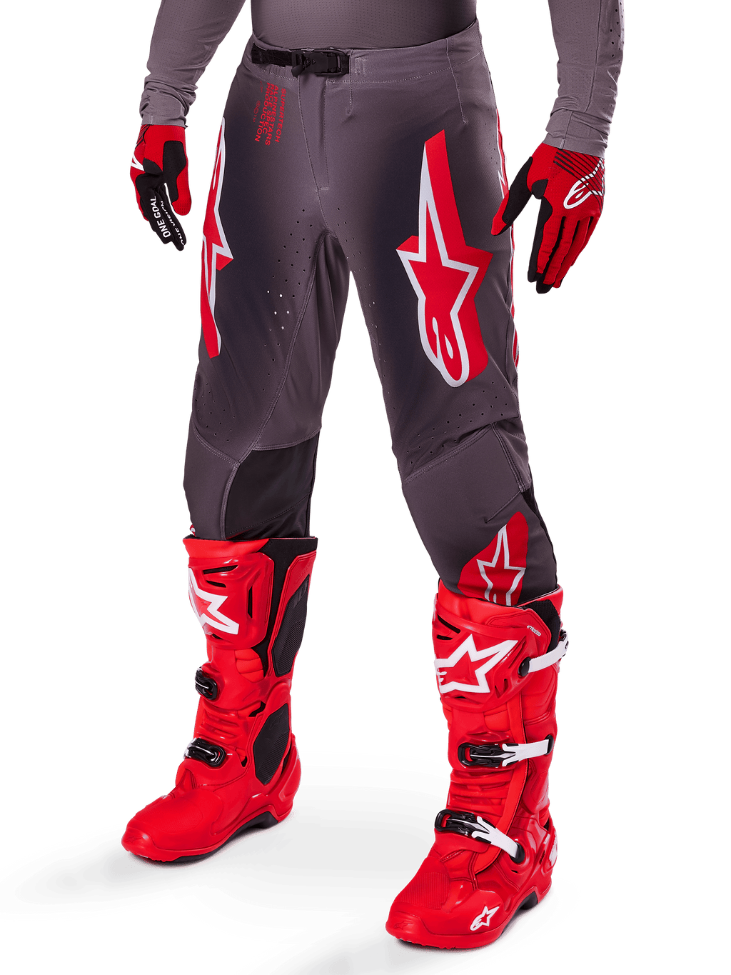 Set Alpinestars Supertech Lipan 2025, pantaloni da motocross grigi con vivaci loghi a stella rossi e bianchi, abbinati a stivali da performance rosso acceso e guanti rossi e neri, progettati per gare di livello professionale