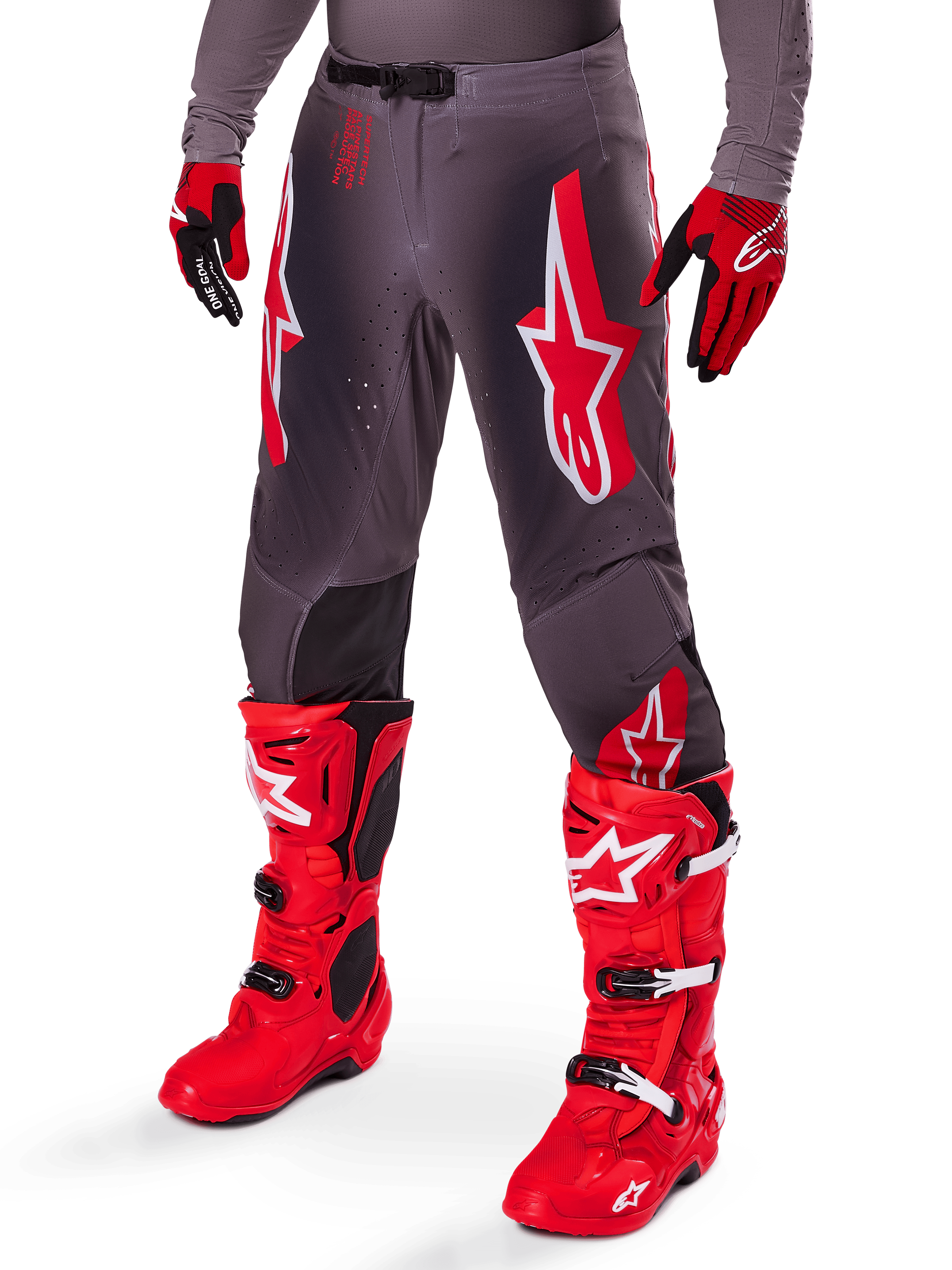 Set Alpinestars Supertech Lipan 2025, pantaloni da motocross grigi con vivaci loghi a stella rossi e bianchi, abbinati a stivali da performance rosso acceso e guanti rossi e neri, progettati per gare di livello professionale